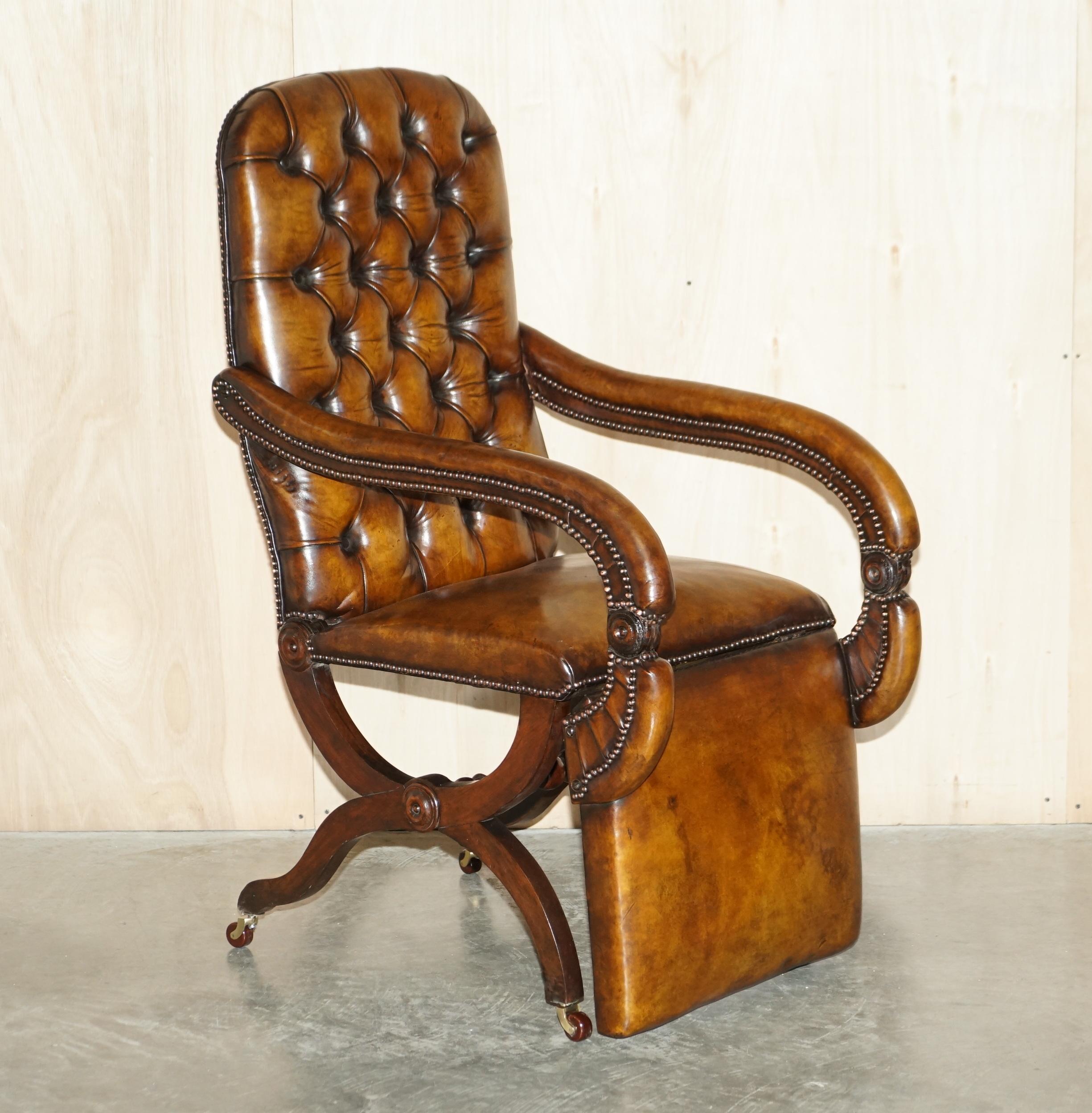Wir freuen uns, dieses exquisite Original X Framed circa 1810-1820 Regency Reclining braunem Leder Chesterfield getuftet Sessel, die vollständig restauriert wurde zum Verkauf anbieten 

Was für ein Stuhl! Ich habe noch nie einen solchen gesehen, der