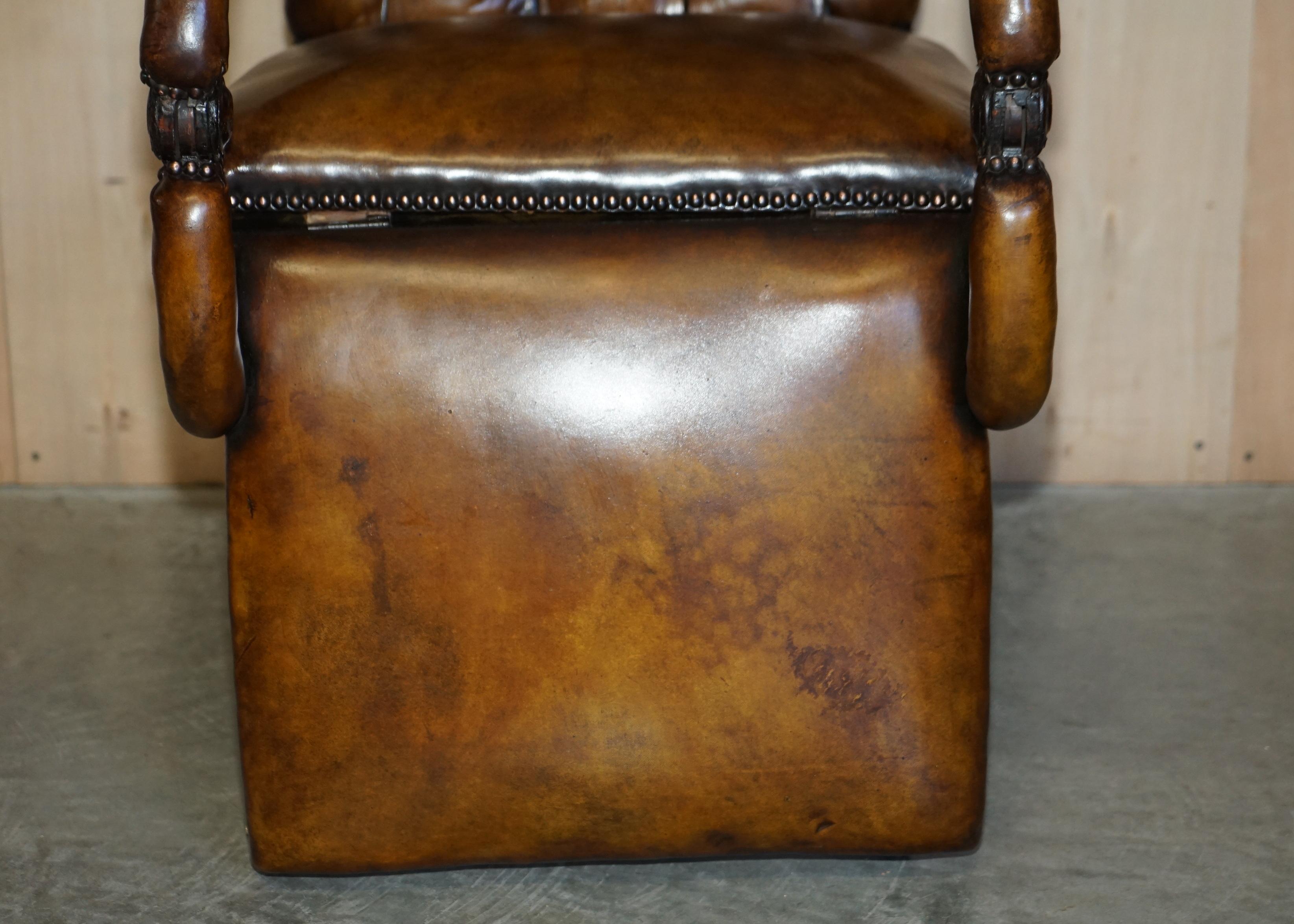 RARE ORIGINAL REGENCY X FRAMED RECLINING BROWN LEATHER CHESTERFIELD ARMCHAIr (Handgeschnitzt) im Angebot