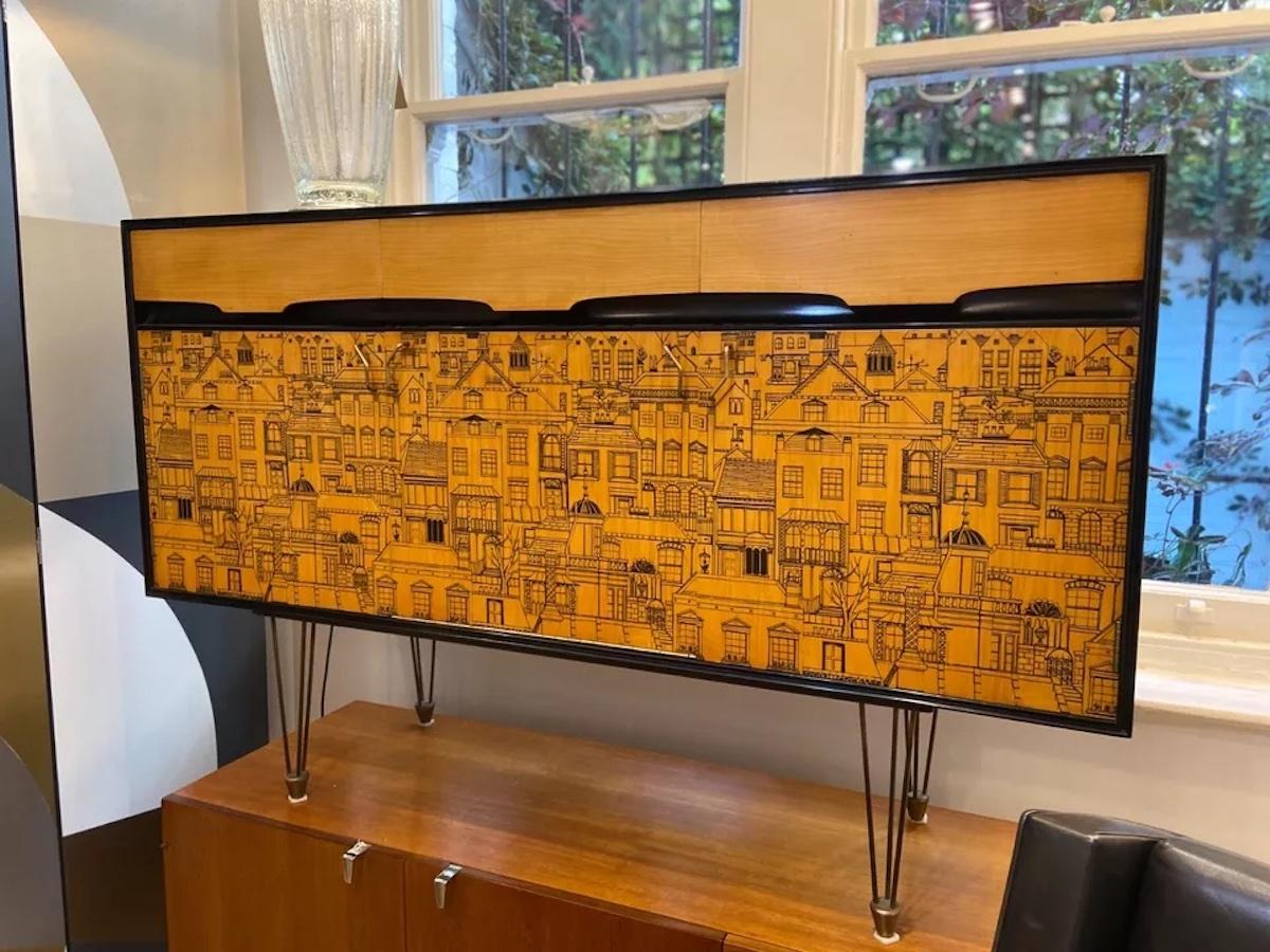 Un rare exemplaire original de Robert & Dorothy Heritage pour G.W. Le buffet à trois portes 