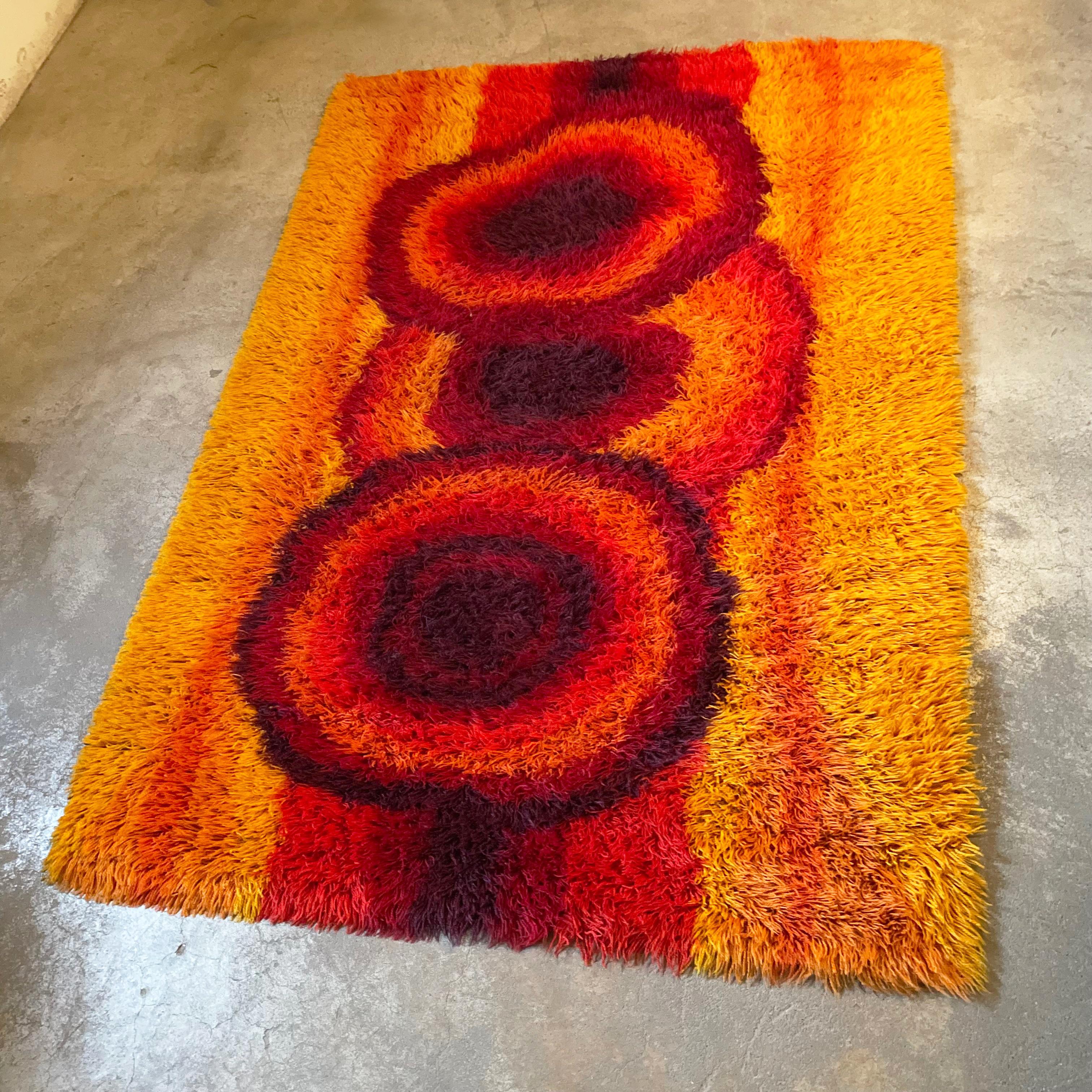 Article:

High pile Rya rug


Decade:

1960s


Producer:

EGE RYA de luxe Taepper, Denmark 


Material:

100% wool



This rug is a great example of 60s pop art interior. Made in high quality Danish Rya weaving technique by EGE Taeper in Denmark in