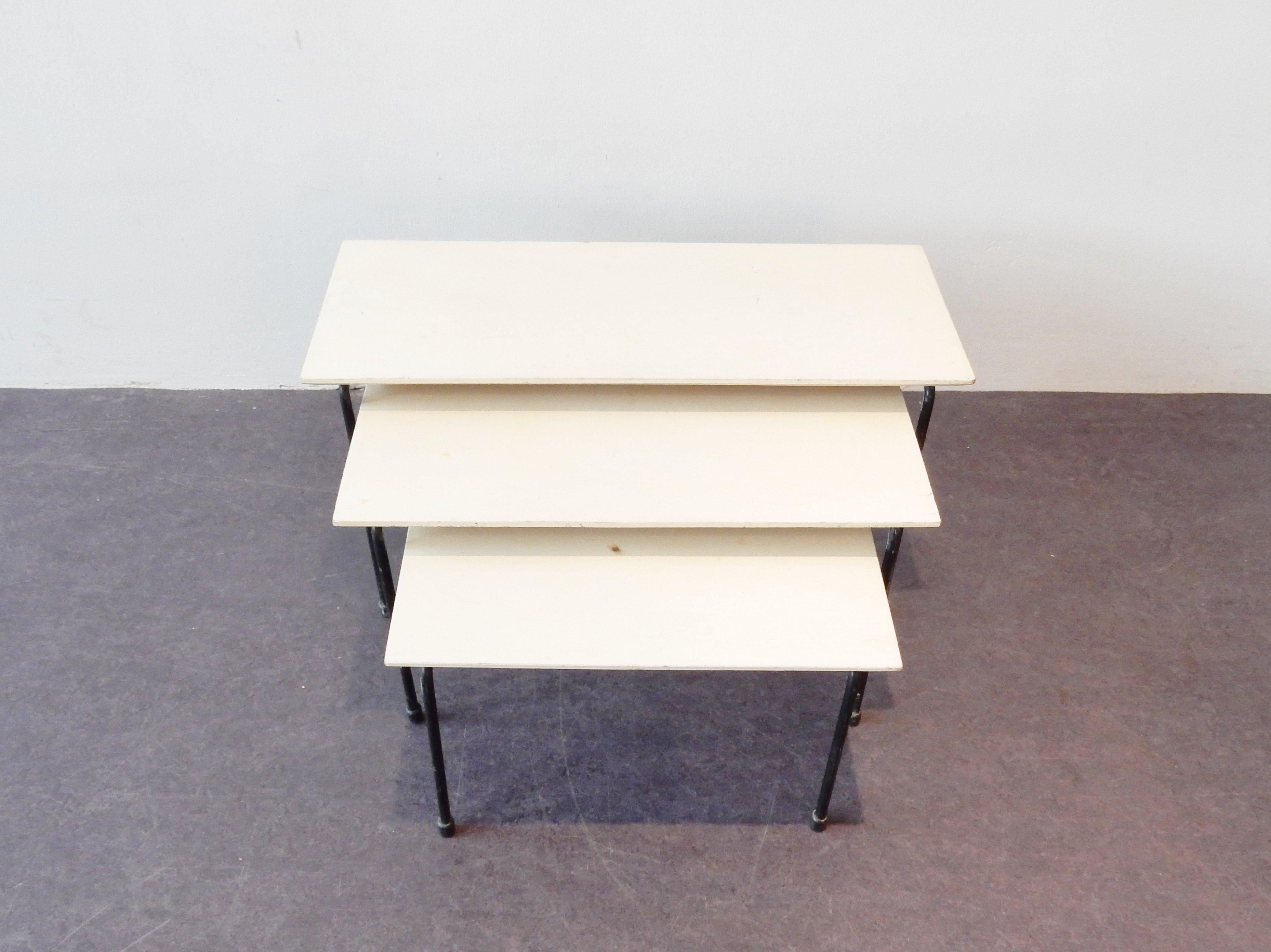 Questo set di tre tavolini a nido è un progetto di Martin Visser per lo studio di design olandese 't Spectrum. A questi tavoli è stato dato il nome di 