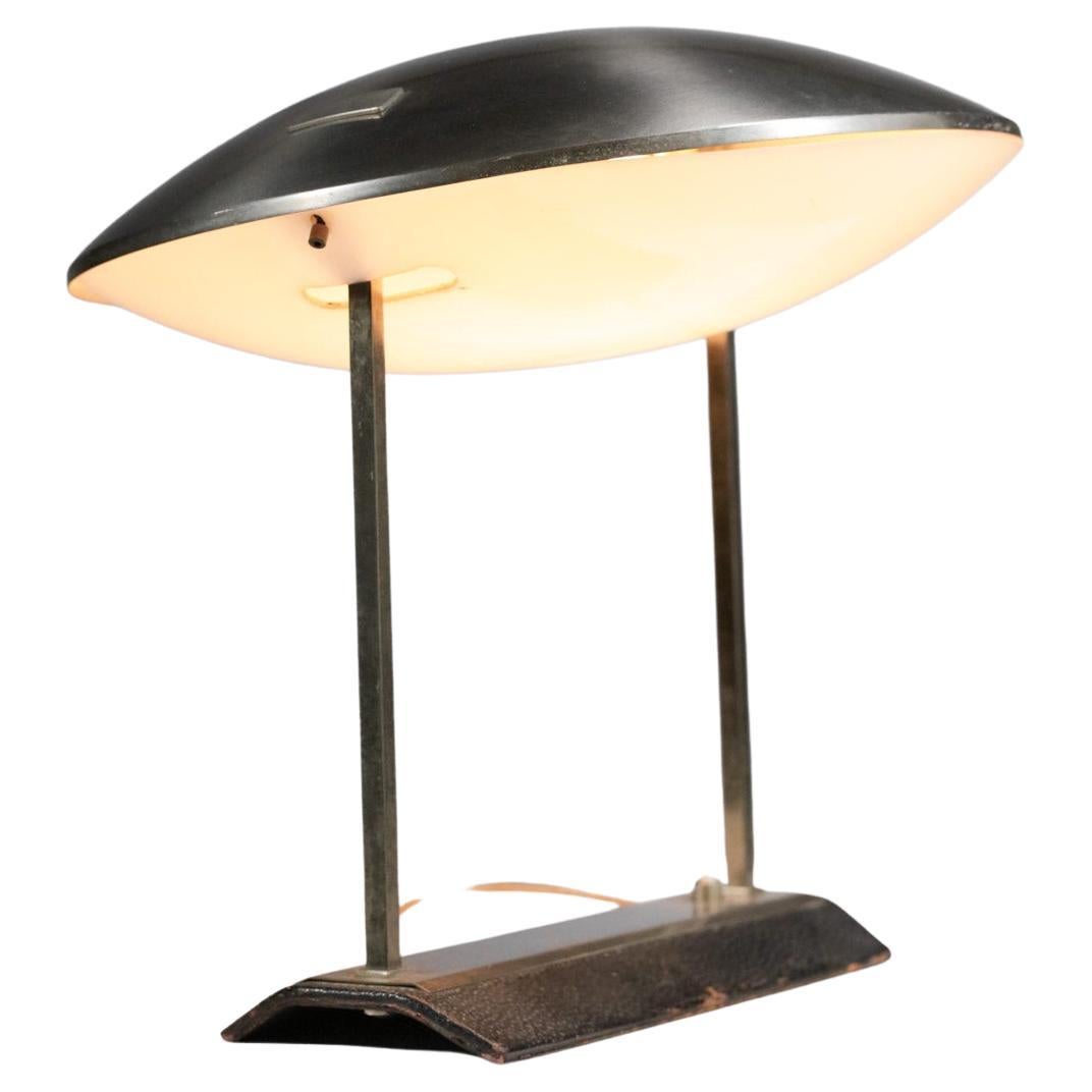 Lampe de bureau ou de table, modèle Patent 8050 édité par Stilnovo des années 60. Structure de la lampe et de l'abat-jour en métal, abat-jour en plexi blanc opaque. Belle patine du temps sur la base en cuir de la lampe. Ampoule LED recommandée de