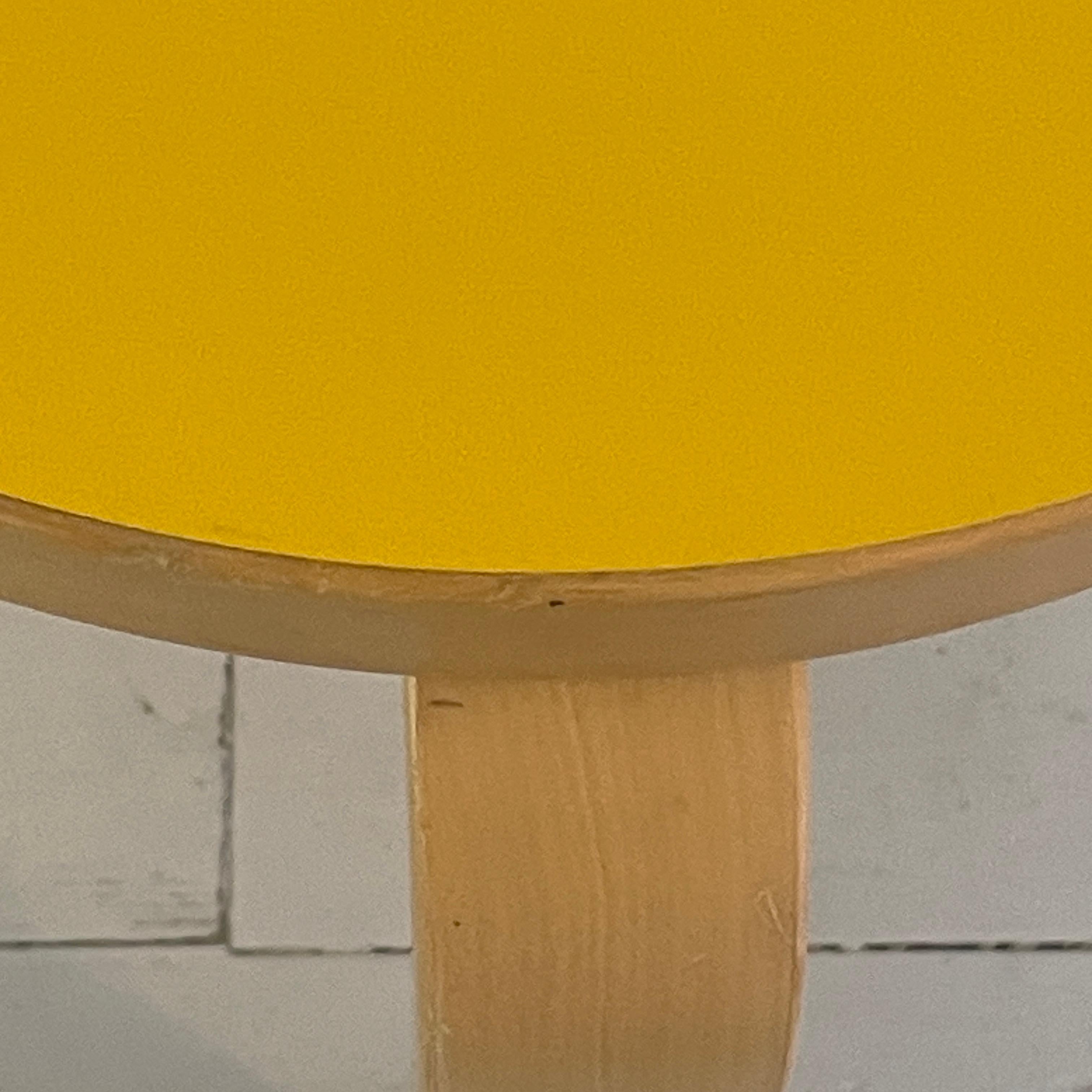 Tabouret E60 original jaune d'Alvar Aalto pour Artek Scandinave moderne en vente 3