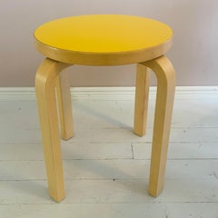 Seltener Original Hocker mit gelber Platte E60 von Alvar Aalto für Artek. Skandinavische Moderne