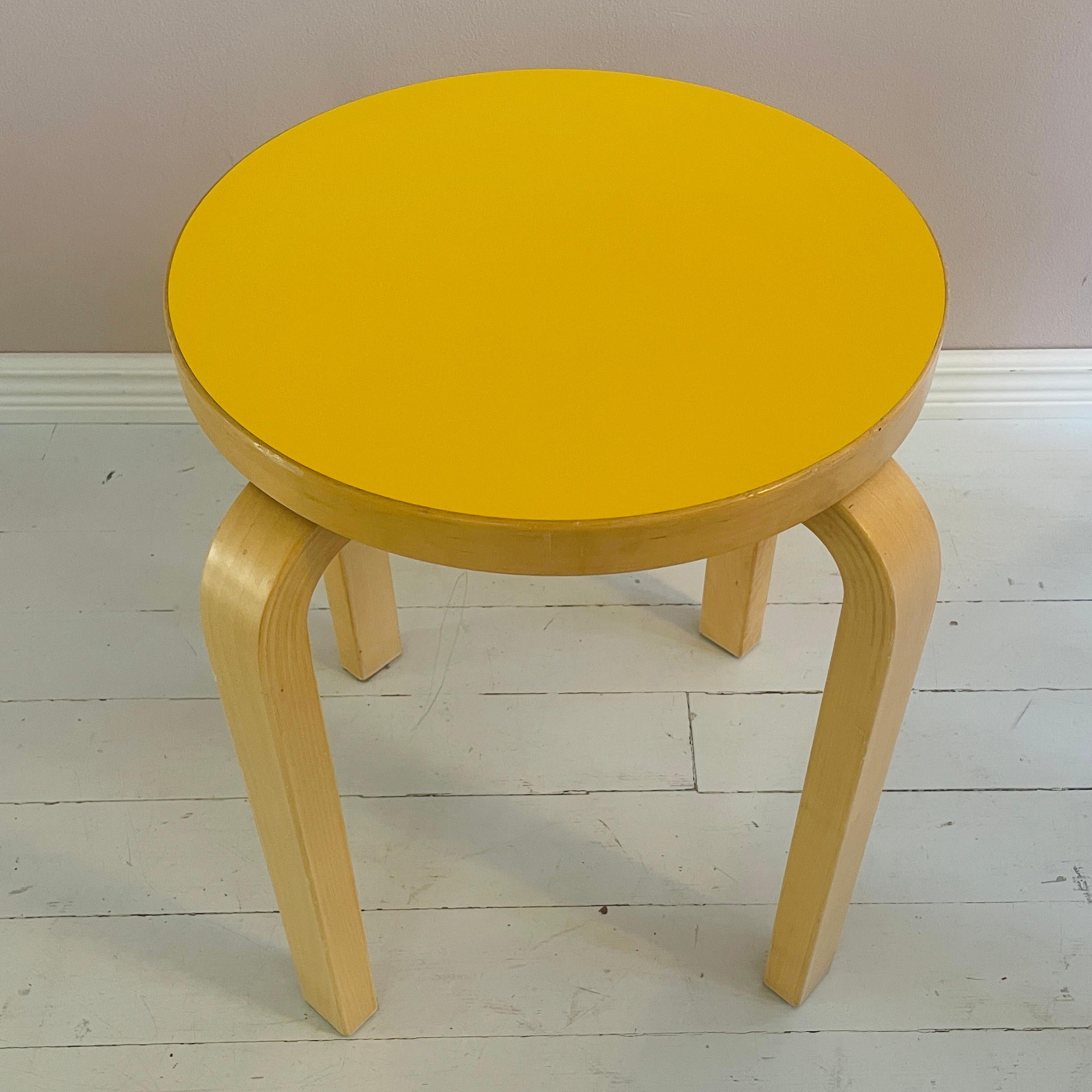 Finlandais Tabouret E60 original jaune d'Alvar Aalto pour Artek Scandinave moderne en vente