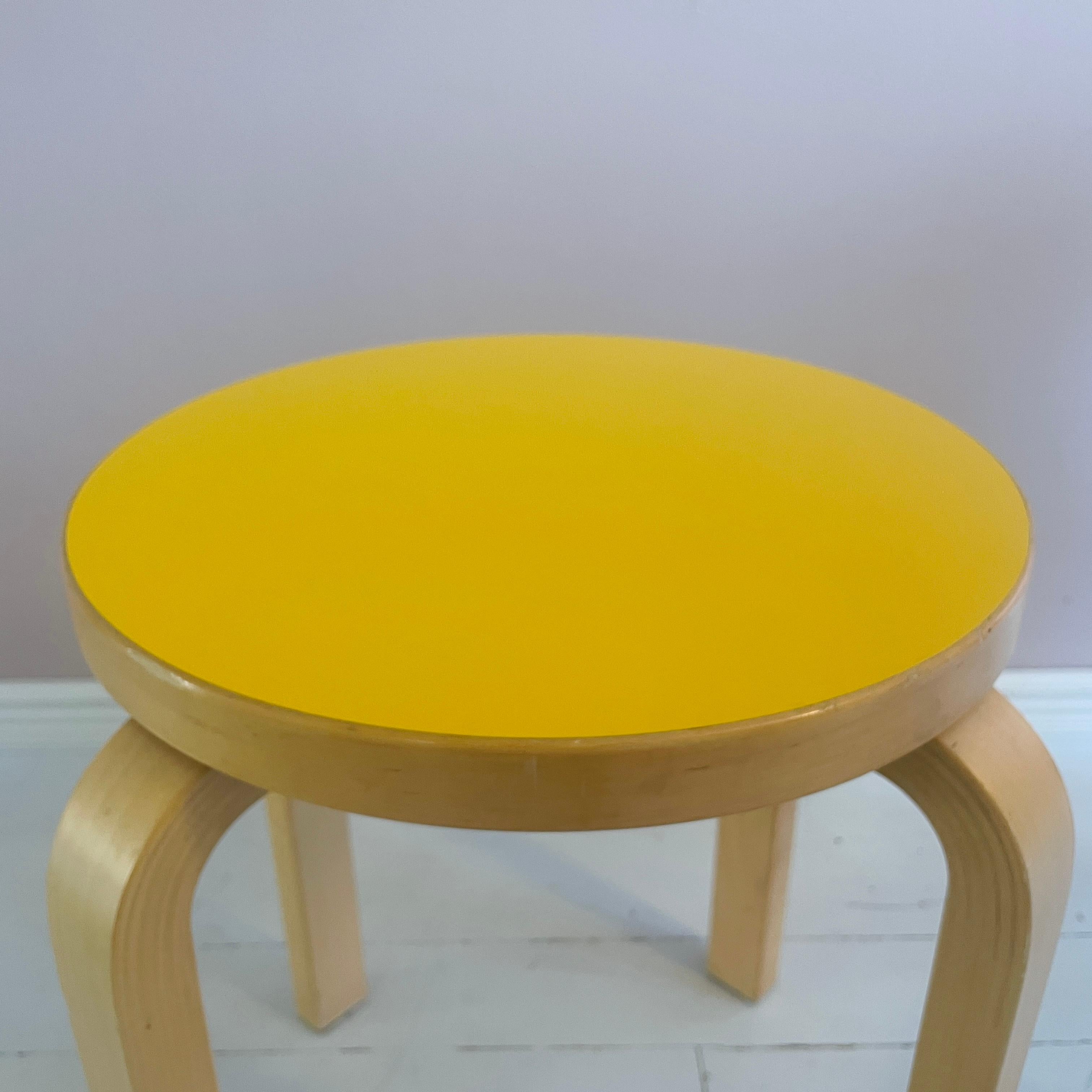 Travail du bois Tabouret E60 original jaune d'Alvar Aalto pour Artek Scandinave moderne en vente