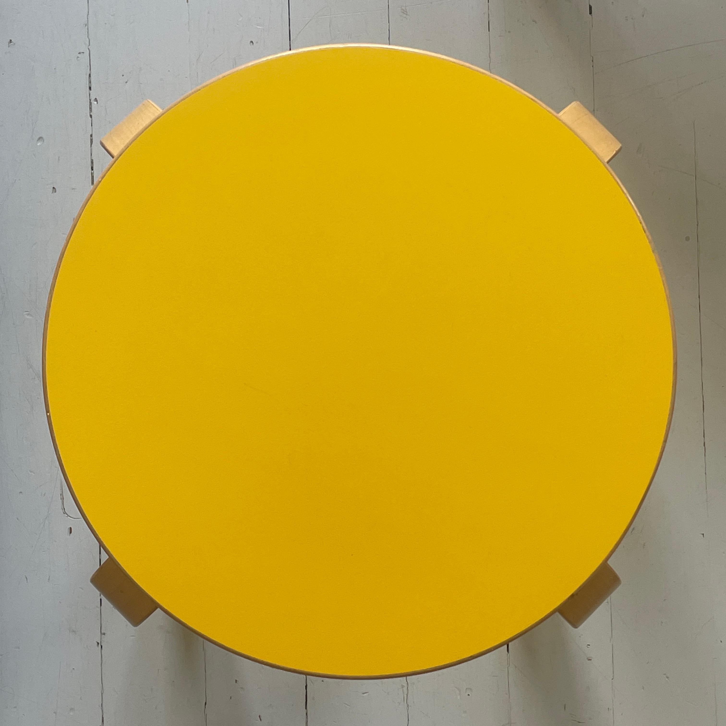 Tabouret E60 original jaune d'Alvar Aalto pour Artek Scandinave moderne Bon état - En vente à Turku, FI