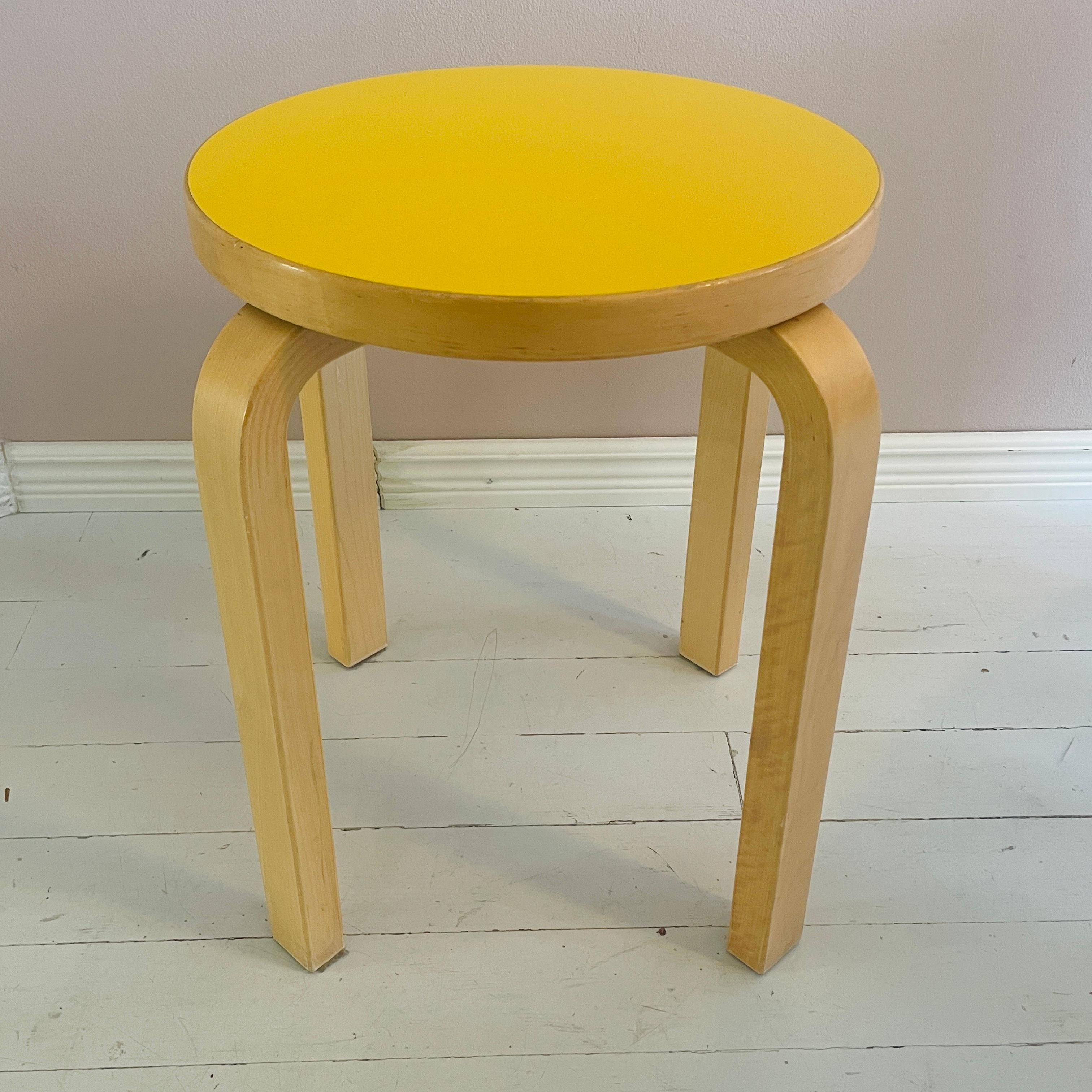 20ième siècle Tabouret E60 original jaune d'Alvar Aalto pour Artek Scandinave moderne en vente