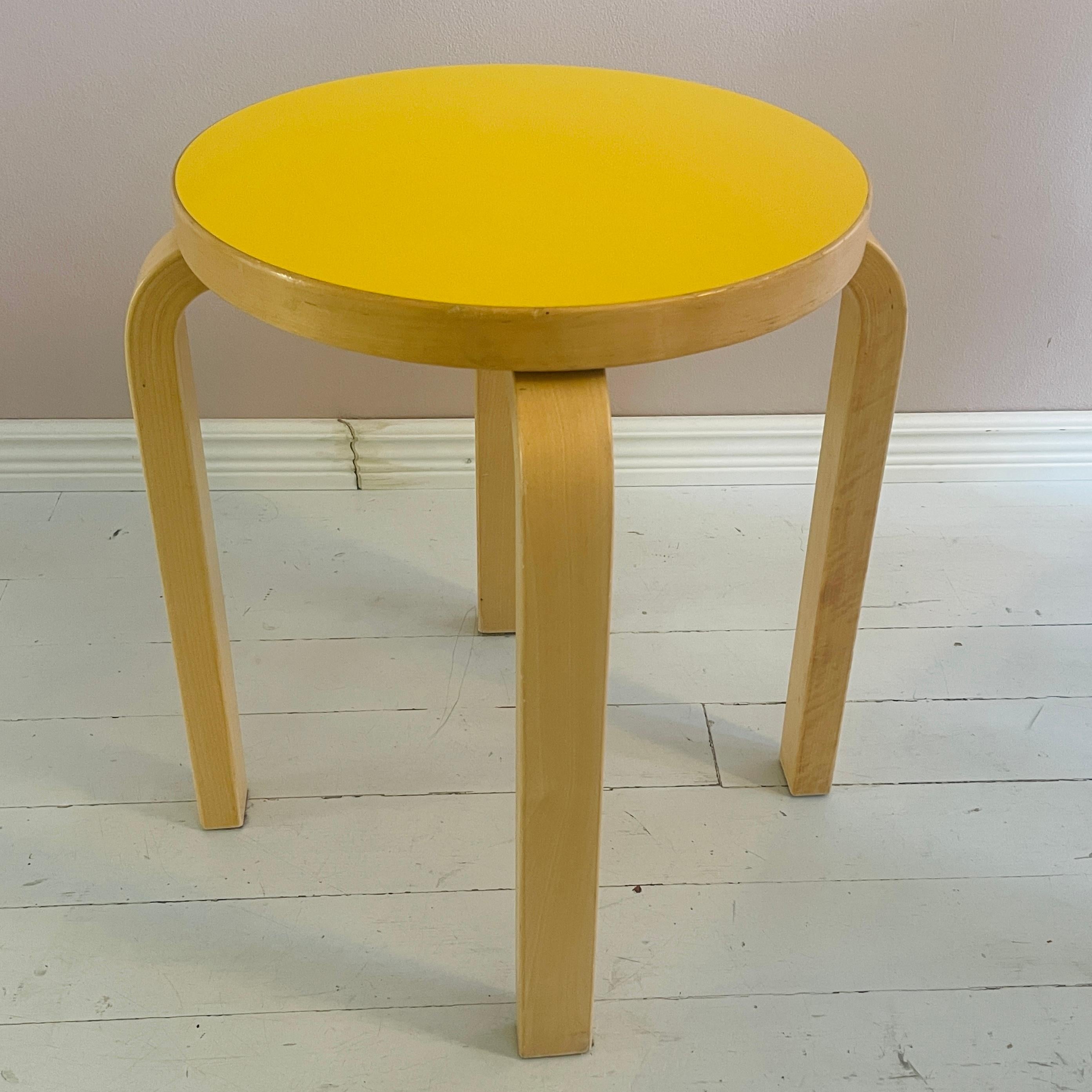 Bouleau Tabouret E60 original jaune d'Alvar Aalto pour Artek Scandinave moderne en vente