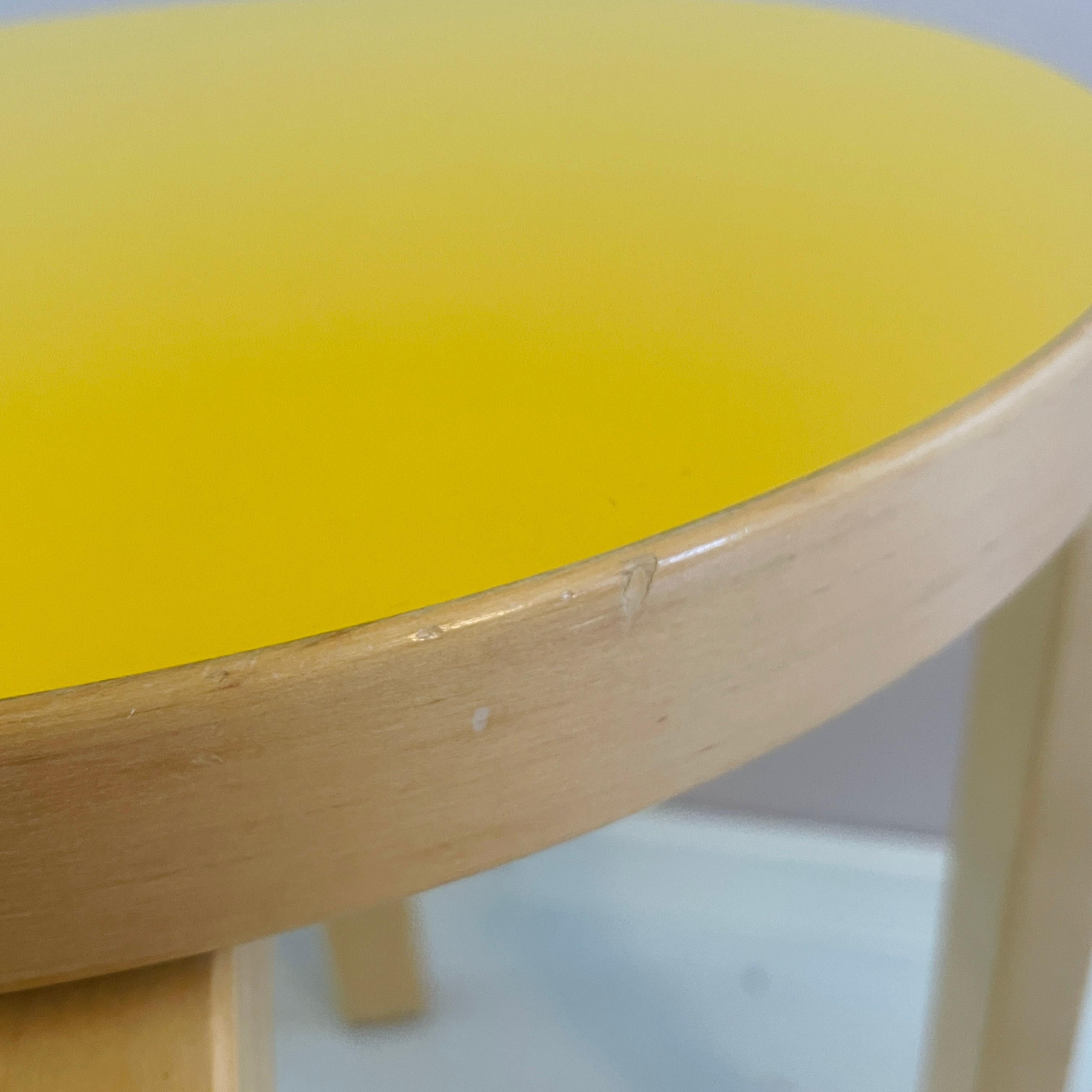 Tabouret E60 original jaune d'Alvar Aalto pour Artek Scandinave moderne en vente 2