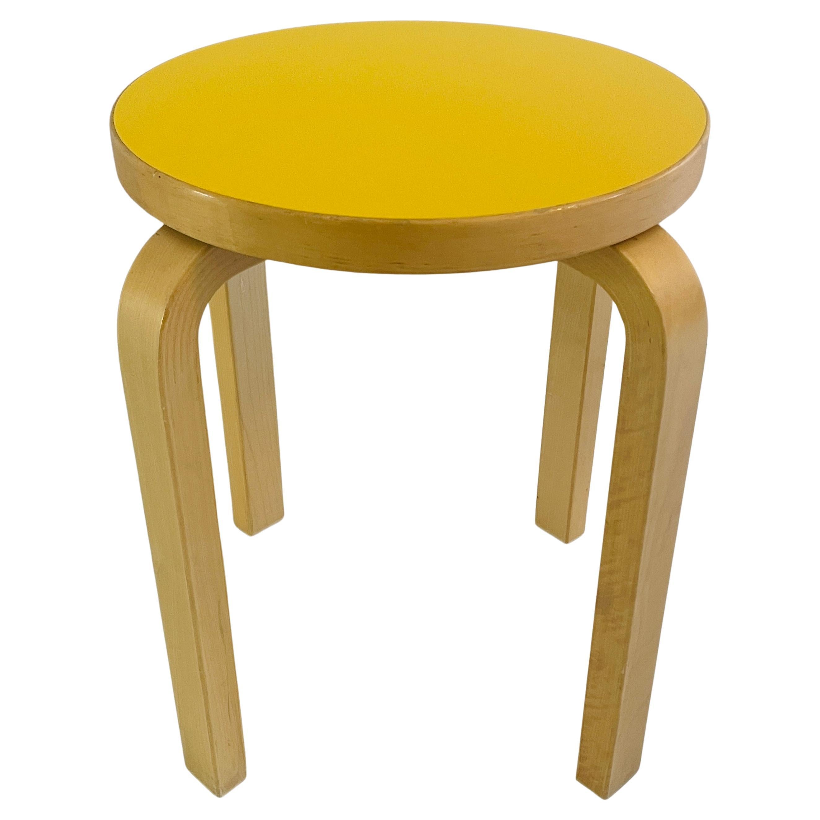 Tabouret E60 original jaune d'Alvar Aalto pour Artek Scandinave moderne