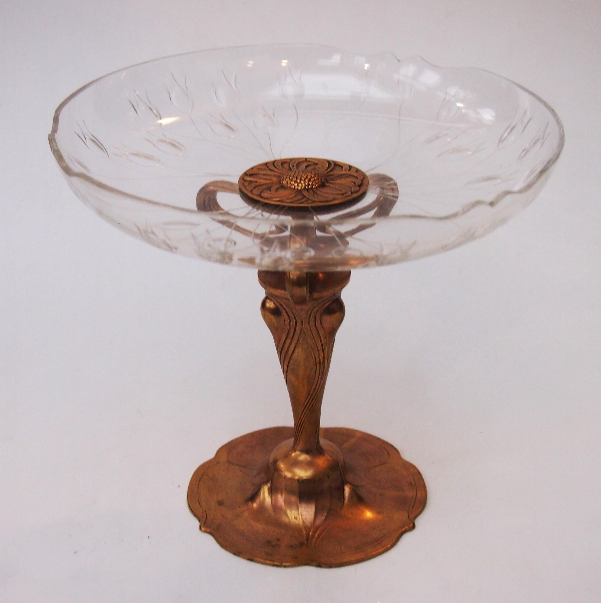 Seltene Orivit Jugendstil signiert Metall und geschliffenem Glas Tazza c1900 (Art nouveau) im Angebot