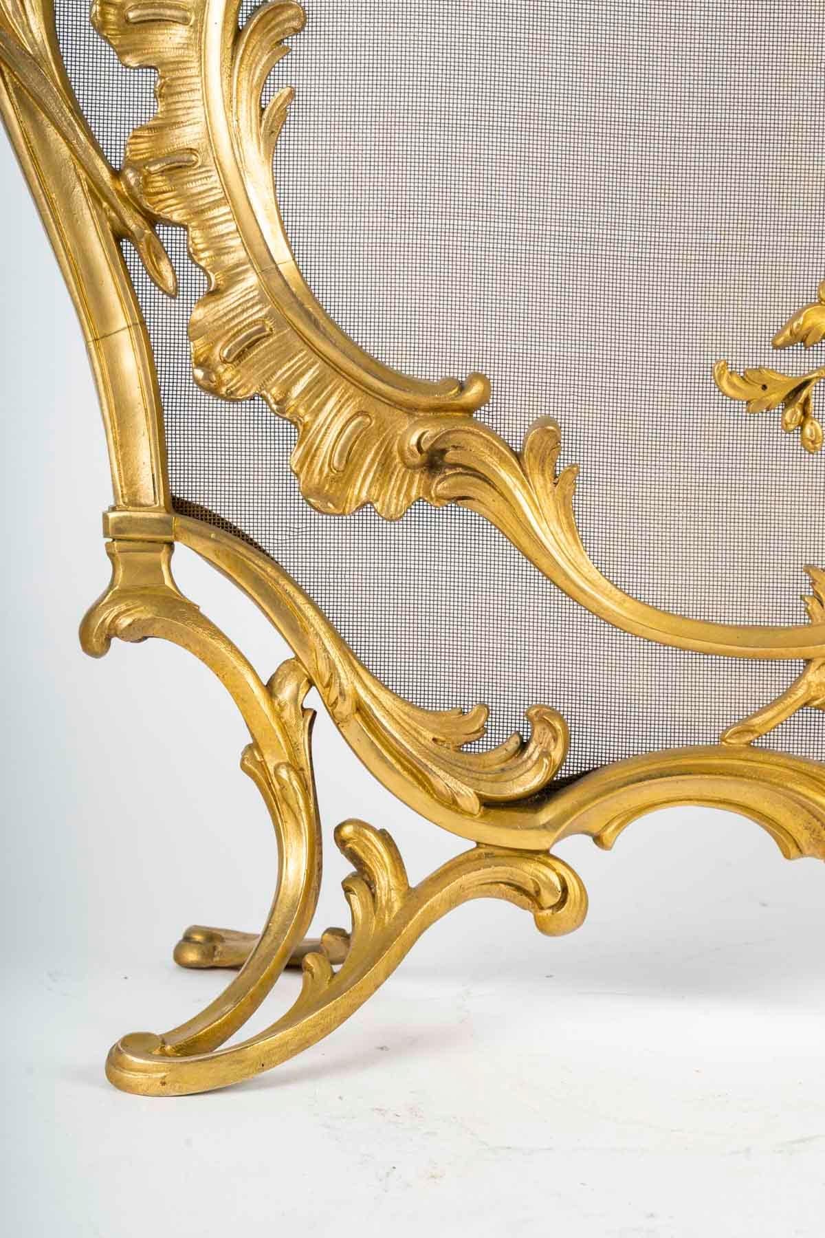 Rare Ormolu Fire Screen in the Louis XV Style. In Good Condition For Sale In Saint-Ouen, FR