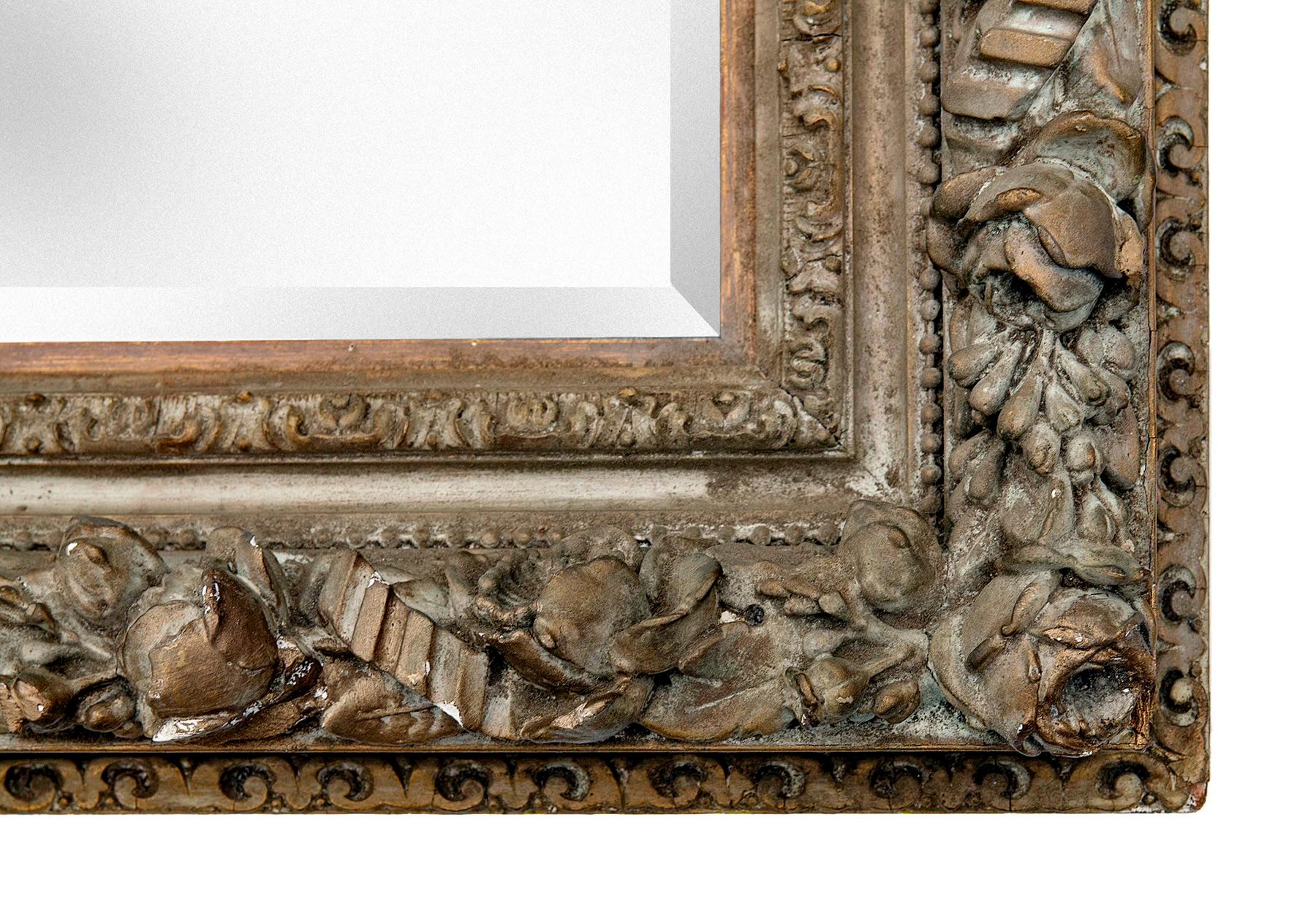 Rare miroir biseauté avec cadre profond orné de roses, fleurs et bourgeons en vente 2