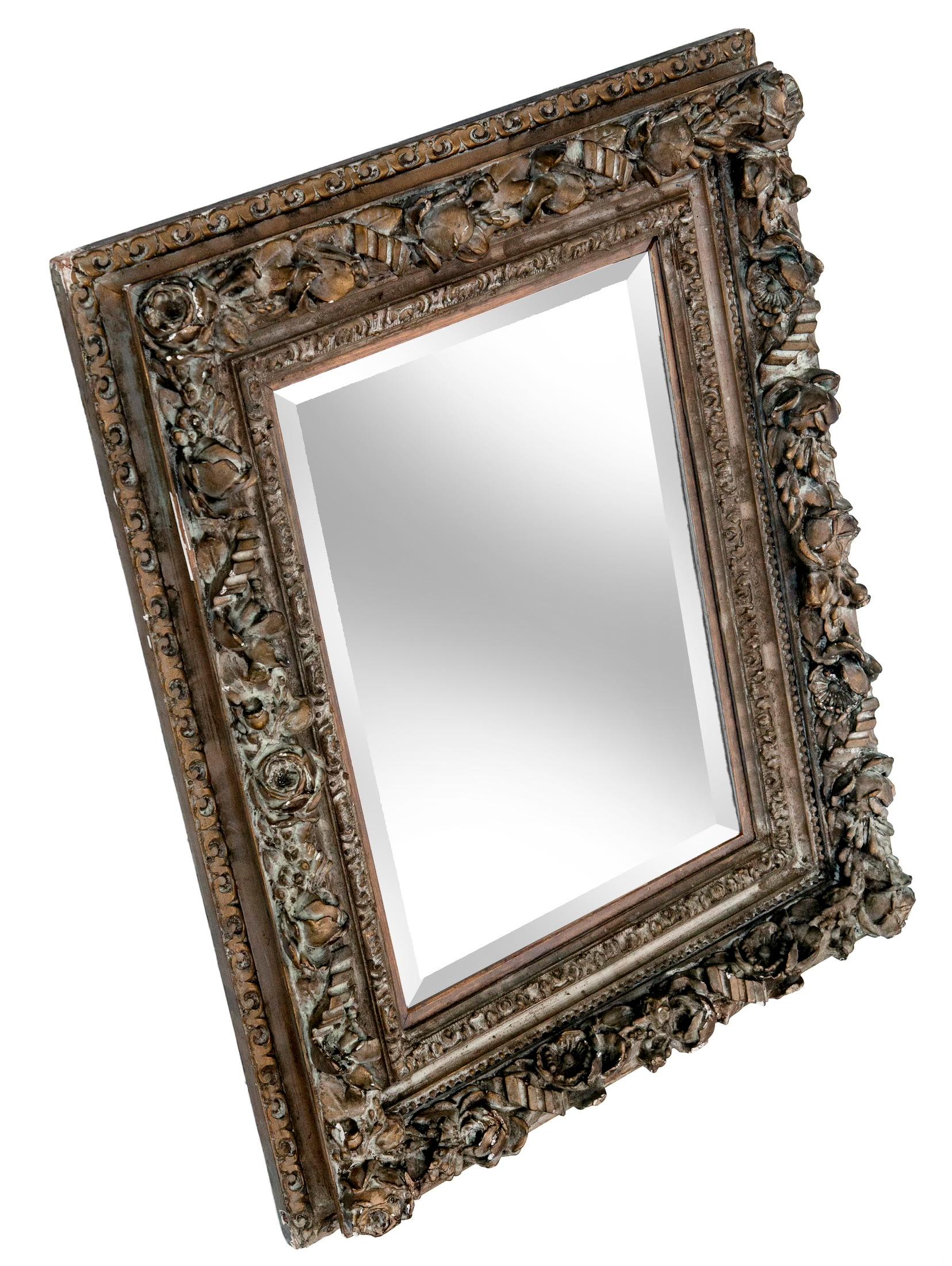 Rare miroir biseauté avec cadre profond orné de roses, fleurs et bourgeons en vente 3