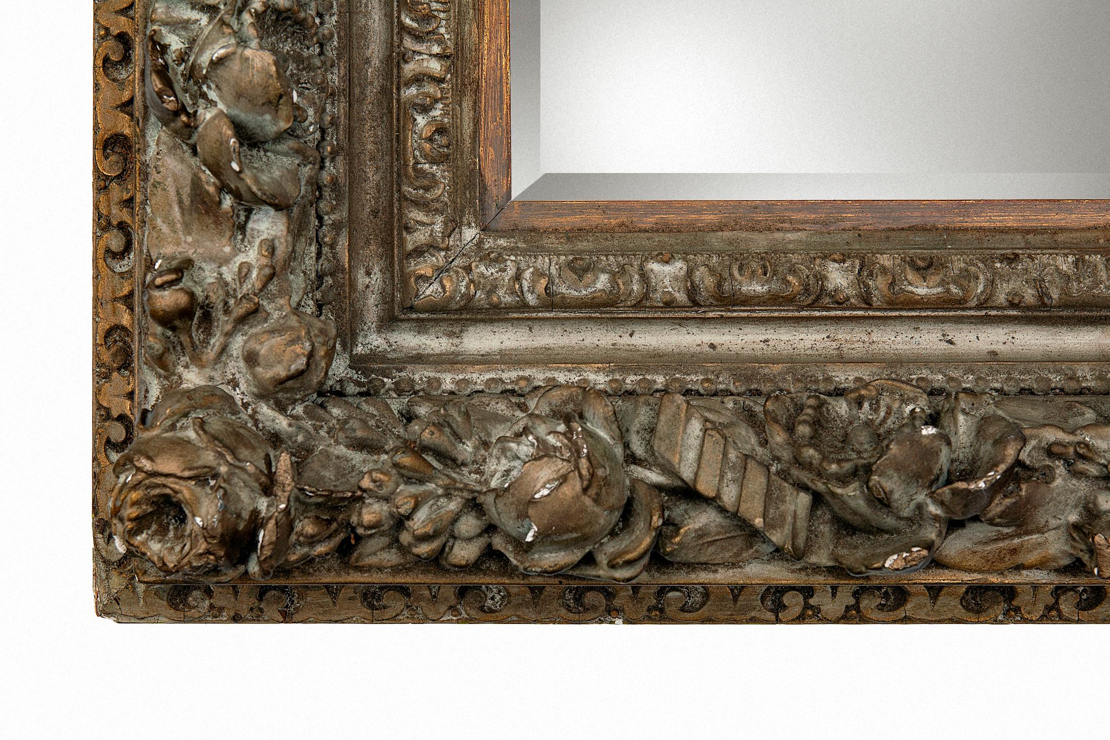 Belle Époque Rare miroir biseauté avec cadre profond orné de roses, fleurs et bourgeons en vente