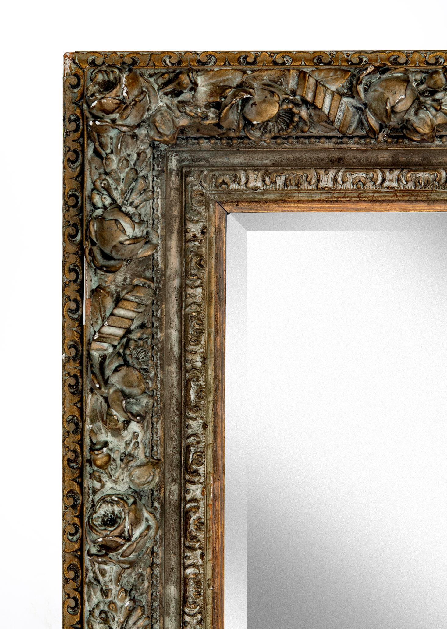 Français Rare miroir biseauté avec cadre profond orné de roses, fleurs et bourgeons en vente