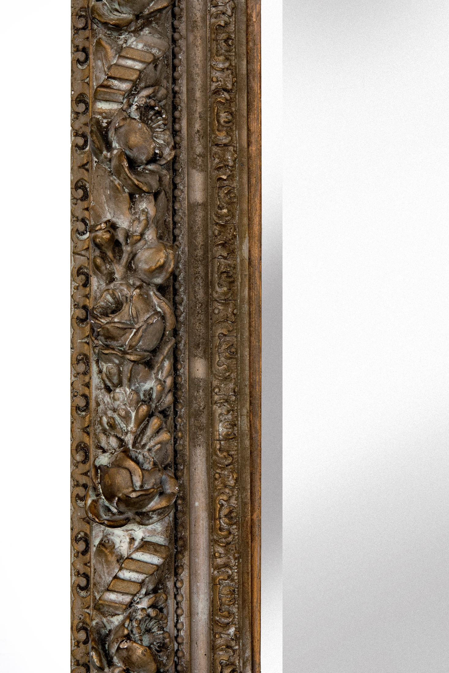 Fait main Rare miroir biseauté avec cadre profond orné de roses, fleurs et bourgeons en vente