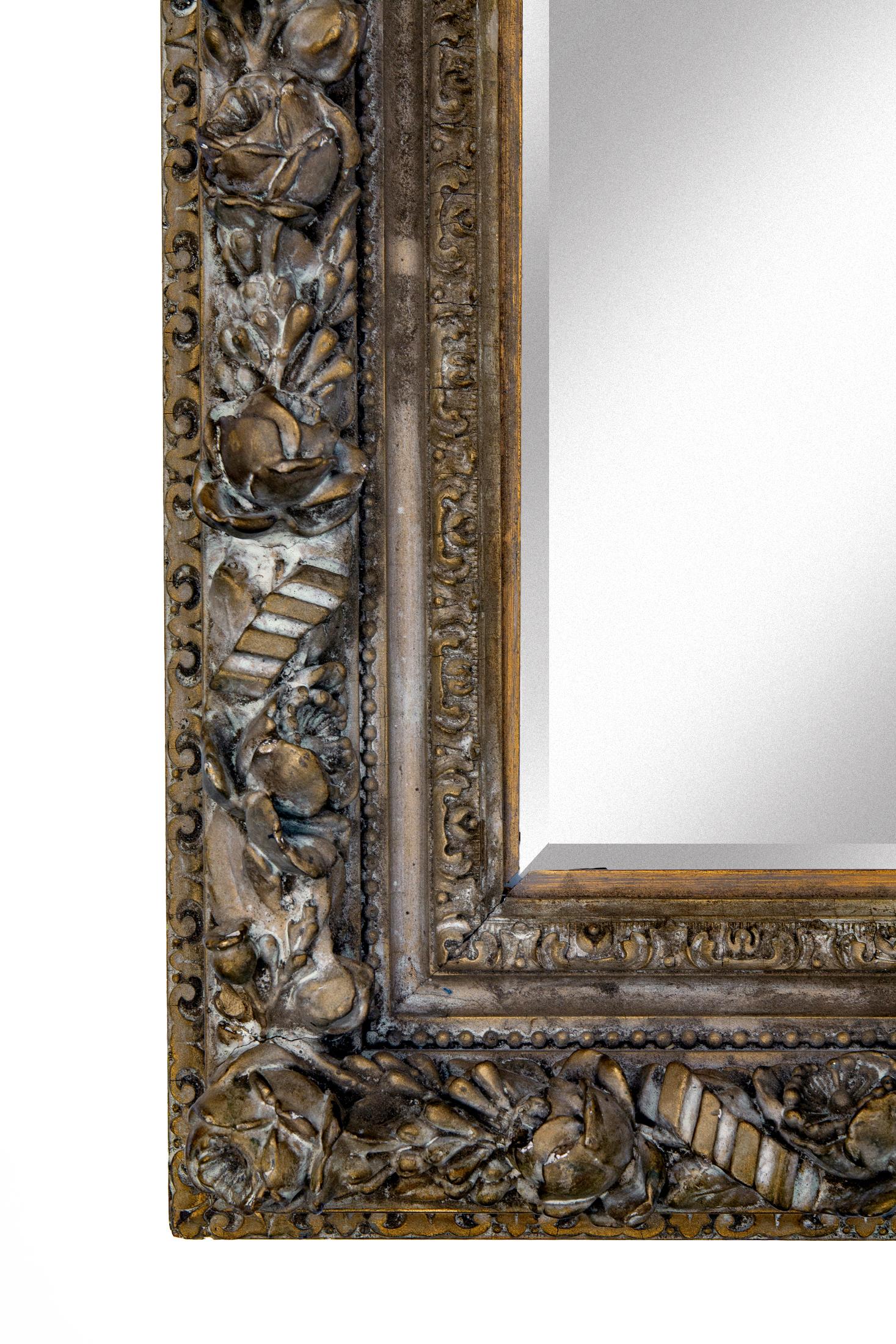 Rare miroir biseauté avec cadre profond orné de roses, fleurs et bourgeons Bon état - En vente à Malibu, CA