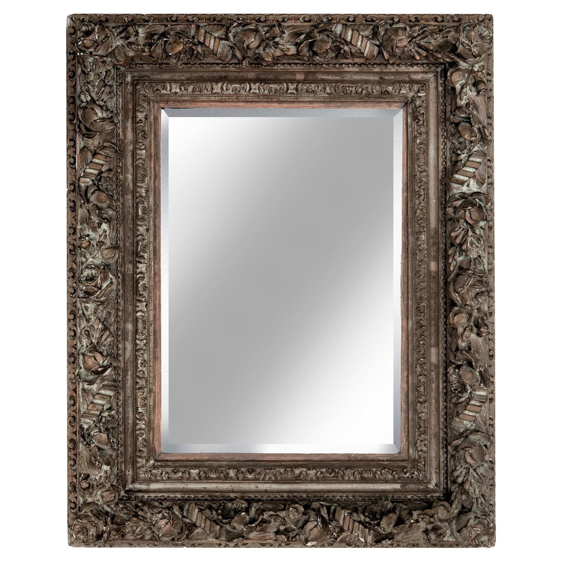 Rare miroir biseauté avec cadre profond orné de roses, fleurs et bourgeons en vente