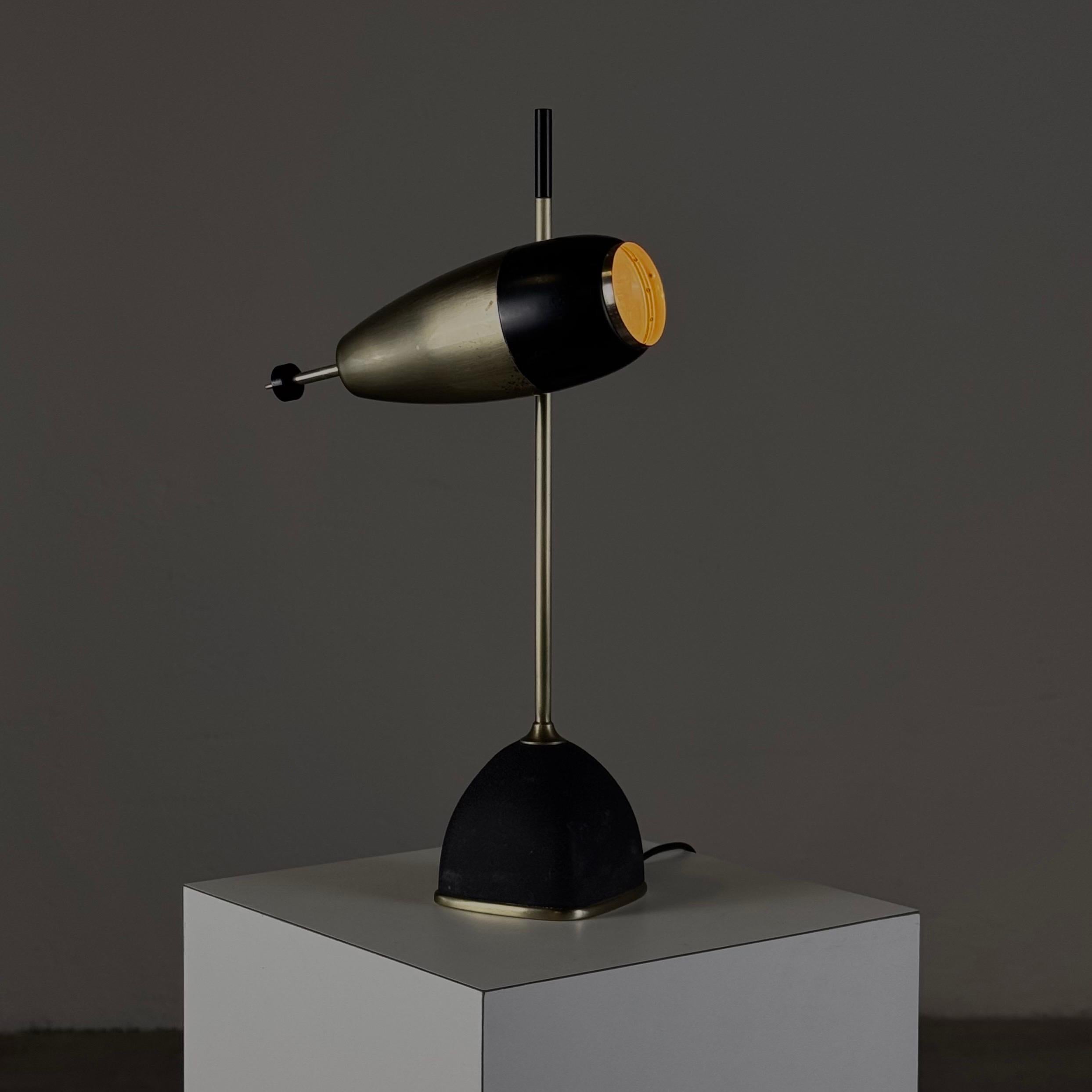 Diese seltene und ikonische Tischleuchte Modell 577 von Oscar Torlasco für Lumi Milan ist ein Zeugnis des raffinierten Designethos der 1950er Jahre. Mit ihrem quadratischen, konischen Sockel aus schwarz lackiertem Messing mit Faltenlack und einem