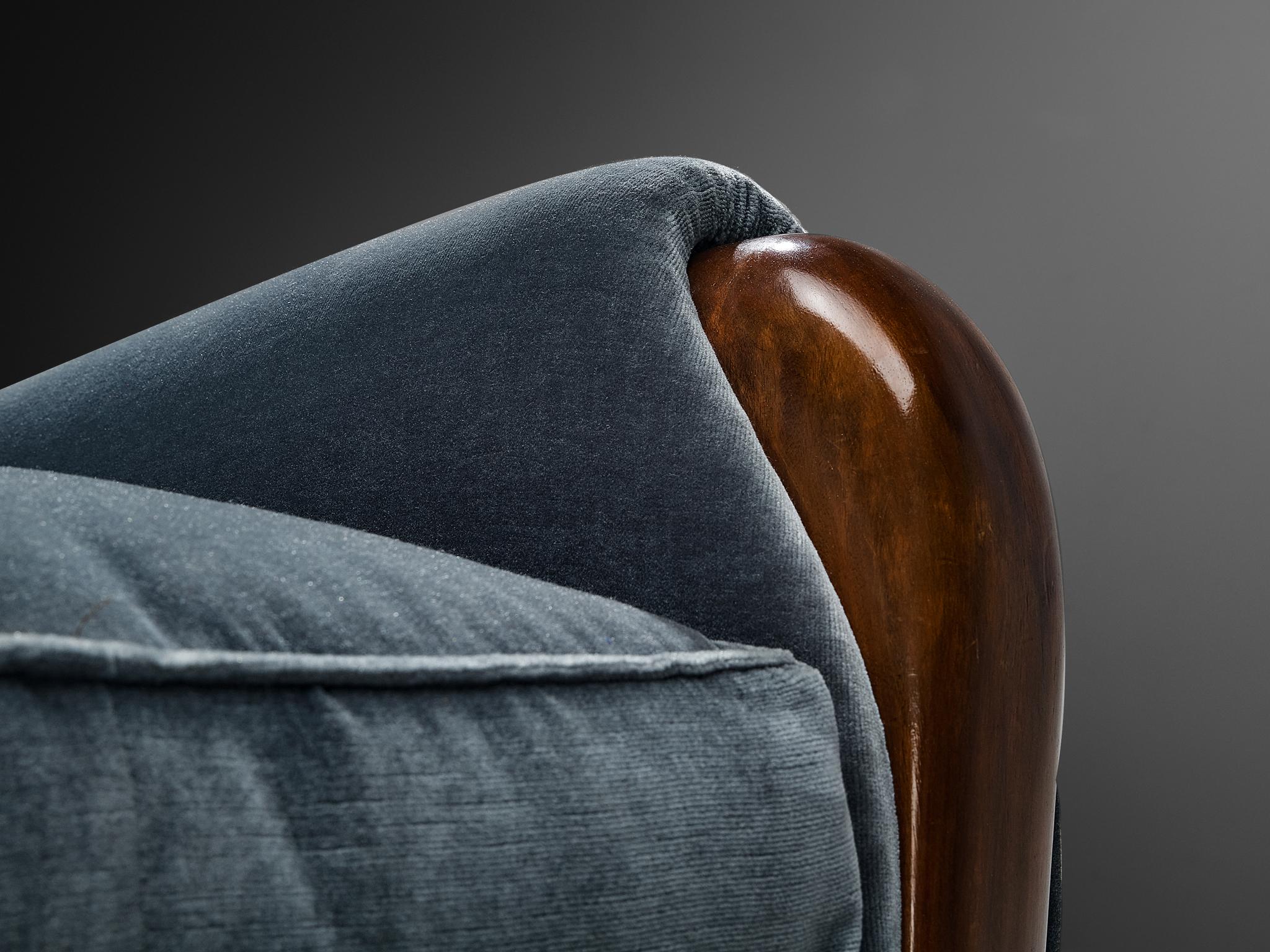 Seltenes Osvaldo Borsani für ABV Dreisitzer-Sofa aus Nussbaum und blauem Samt im Angebot 4