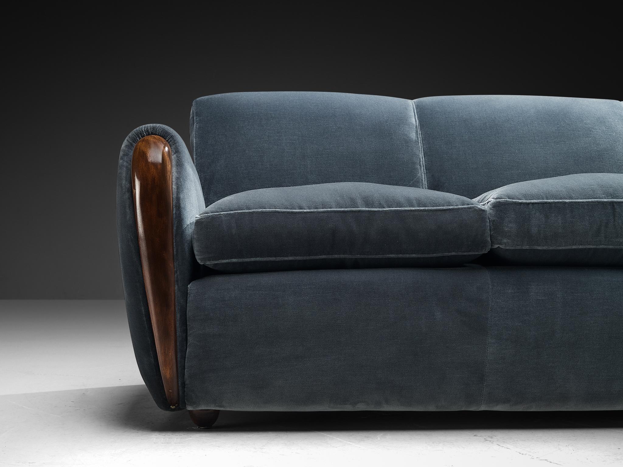 Seltenes Osvaldo Borsani für ABV Dreisitzer-Sofa aus Nussbaum und blauem Samt im Angebot 5