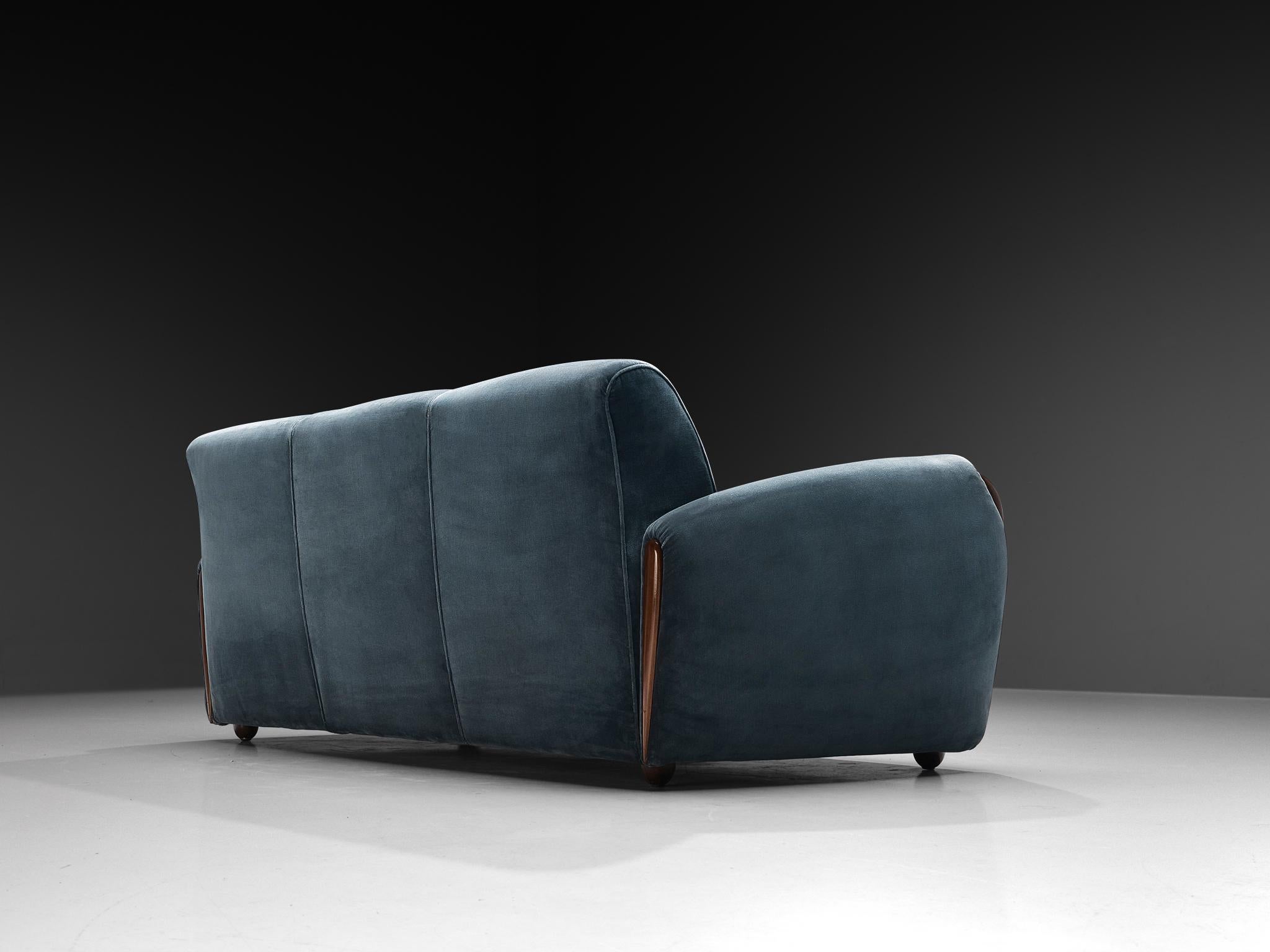 Seltenes Osvaldo Borsani für ABV Dreisitzer-Sofa aus Nussbaum und blauem Samt (Italienisch) im Angebot