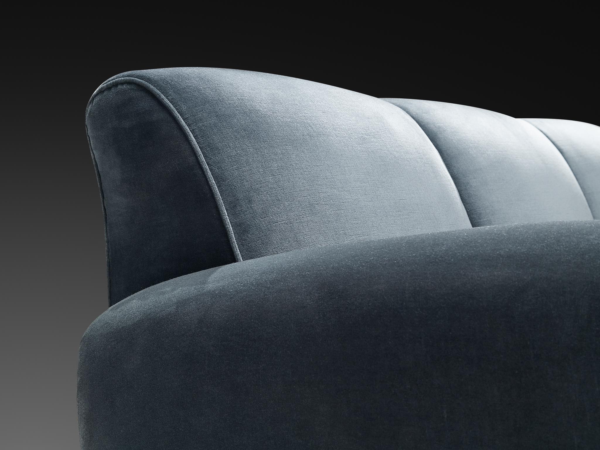 Seltenes Osvaldo Borsani für ABV Dreisitzer-Sofa aus Nussbaum und blauem Samt im Angebot 1