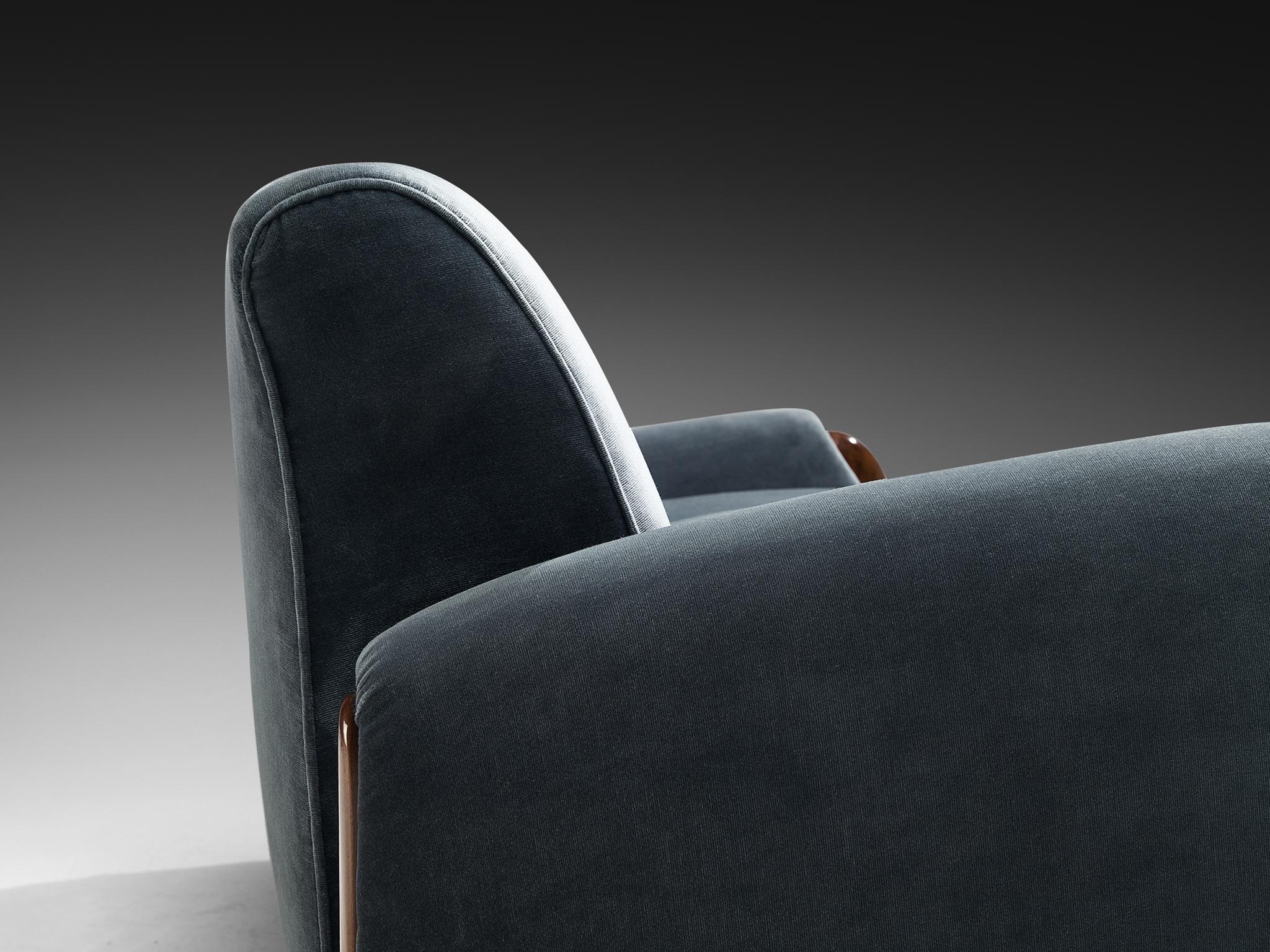 Seltenes Osvaldo Borsani für ABV Dreisitzer-Sofa aus Nussbaum und blauem Samt im Angebot 2
