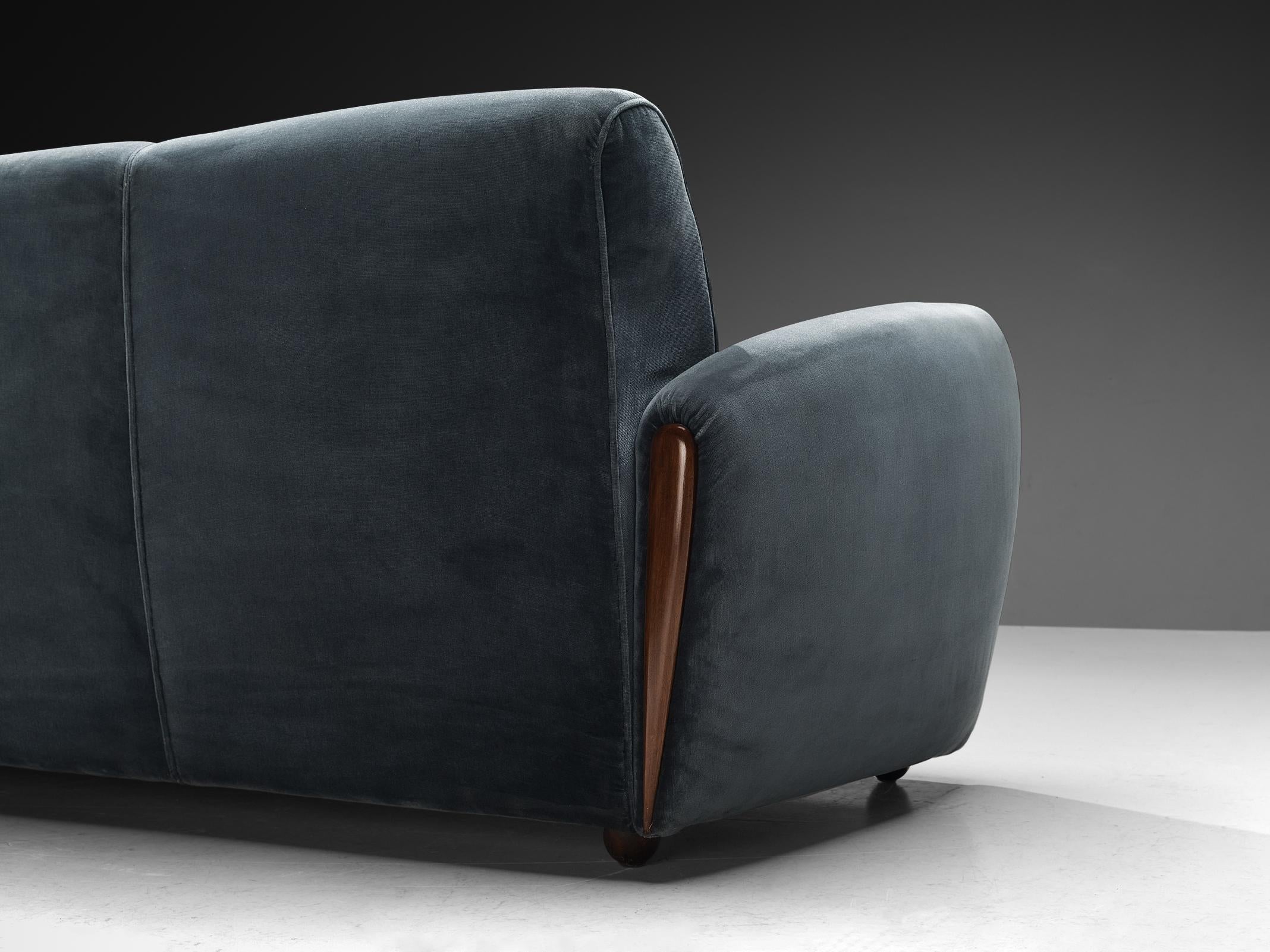 Seltenes Osvaldo Borsani für ABV Dreisitzer-Sofa aus Nussbaum und blauem Samt im Angebot 3