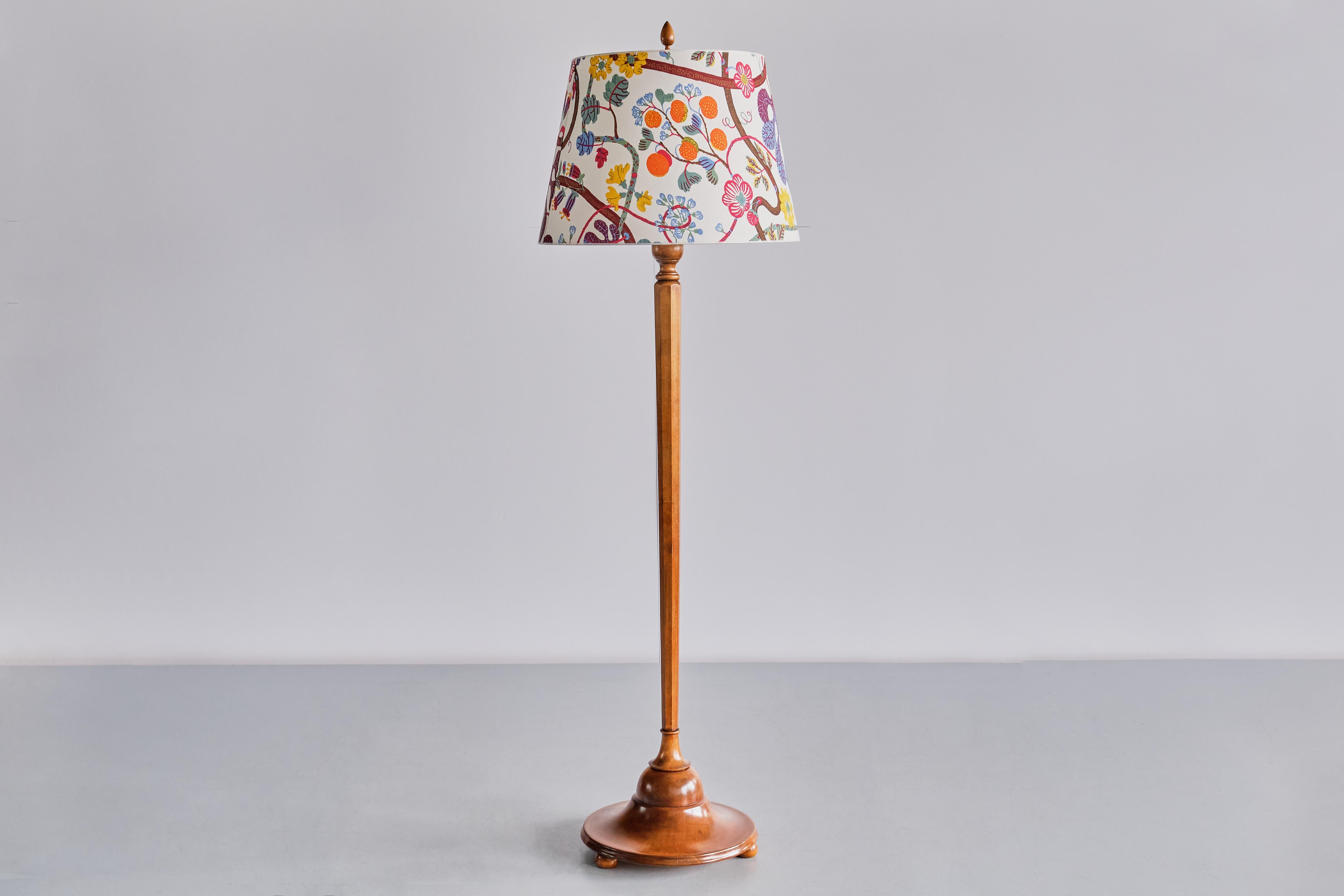 Ce lampadaire très rare a été conçu par Otto Schulz et produit par sa société Boet à Göteborg, en Suède, en 1928. Le design élégant est exemplaire du style 
