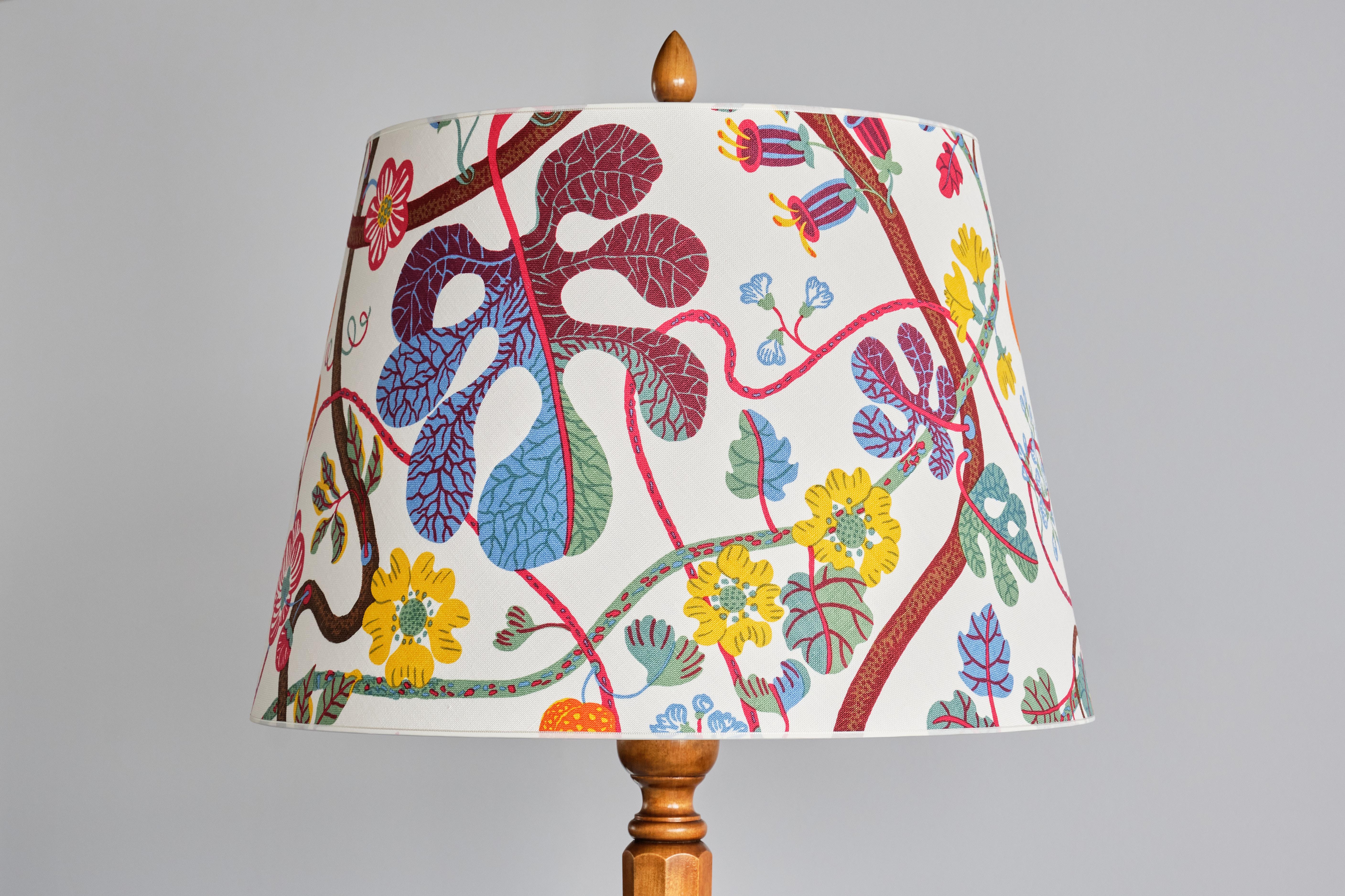 Rare Otto Schulz Floor Lamp in Birch Wood, Josef Frank Shade, Boet, Sweden, 1928 In Good Condition For Sale In The Hague, NL