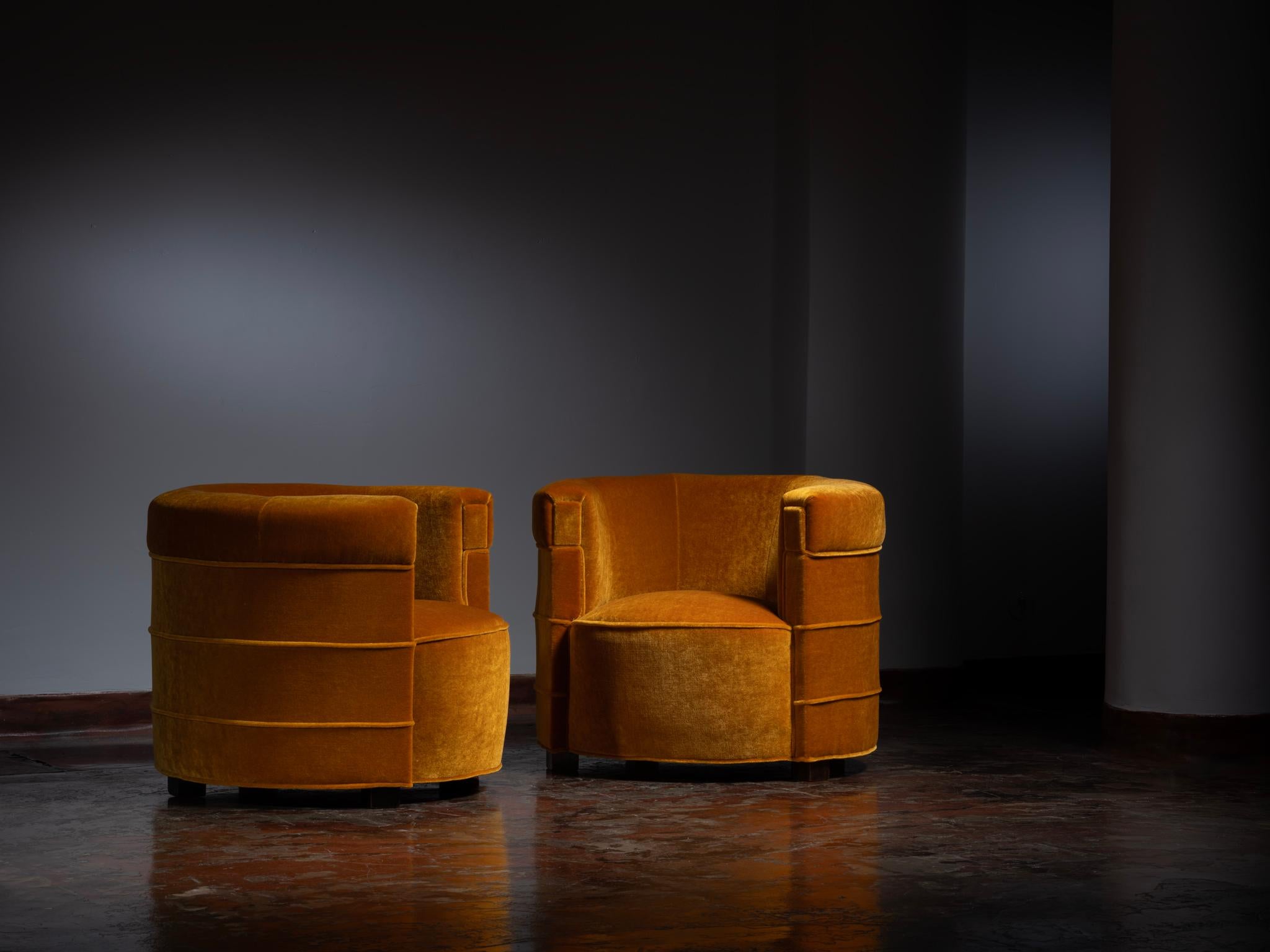 Svedese Raro Otto Schulz per Boet Coppia di sedie da salotto curve in mohair color caramello in vendita