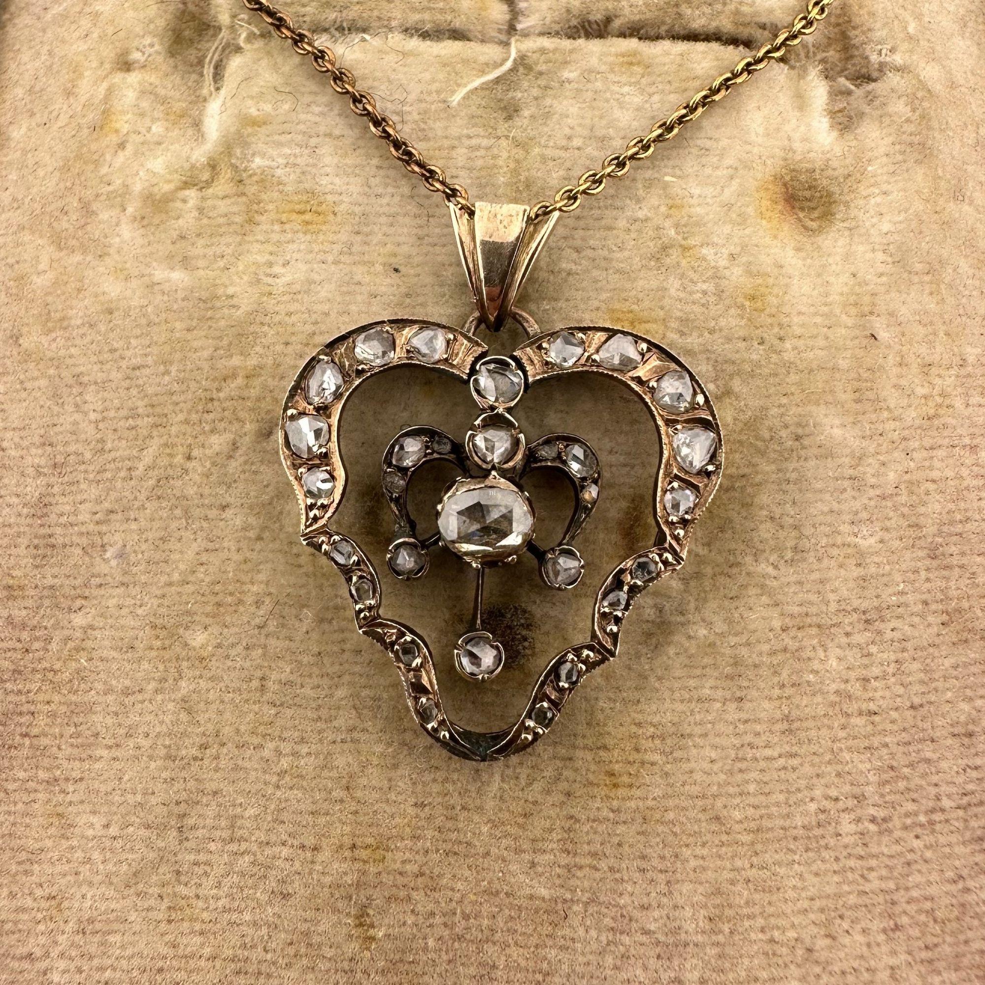 - Il s'agit d'un pendentif ottoman rare, d'une grande importance historique, qui se caractérise par un travail artisanal complexe.
- Le pendentif est en or 14k et est orné de 0,80ct de diamants, offrant à la fois luxe et rareté.
-Ce pendentif est