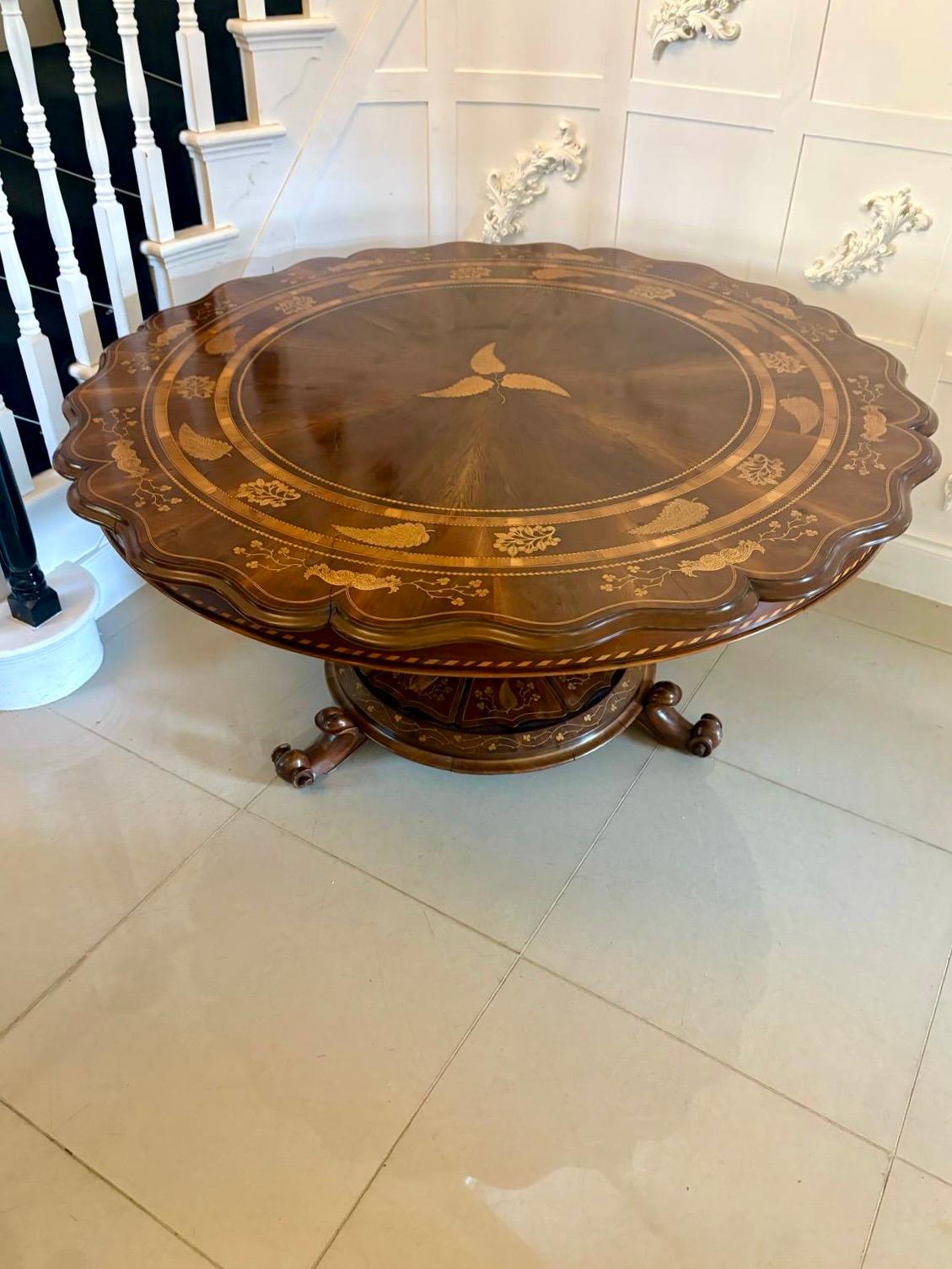 Une occasion rare d'acquérir une grande table centrale en marqueterie irlandaise de Killarney en bois d'if de qualité exceptionnelle qui peut très probablement être attribuée au célèbre ébéniste irlandais James Egan, Killarney, Can. Kerry, Irlande ;