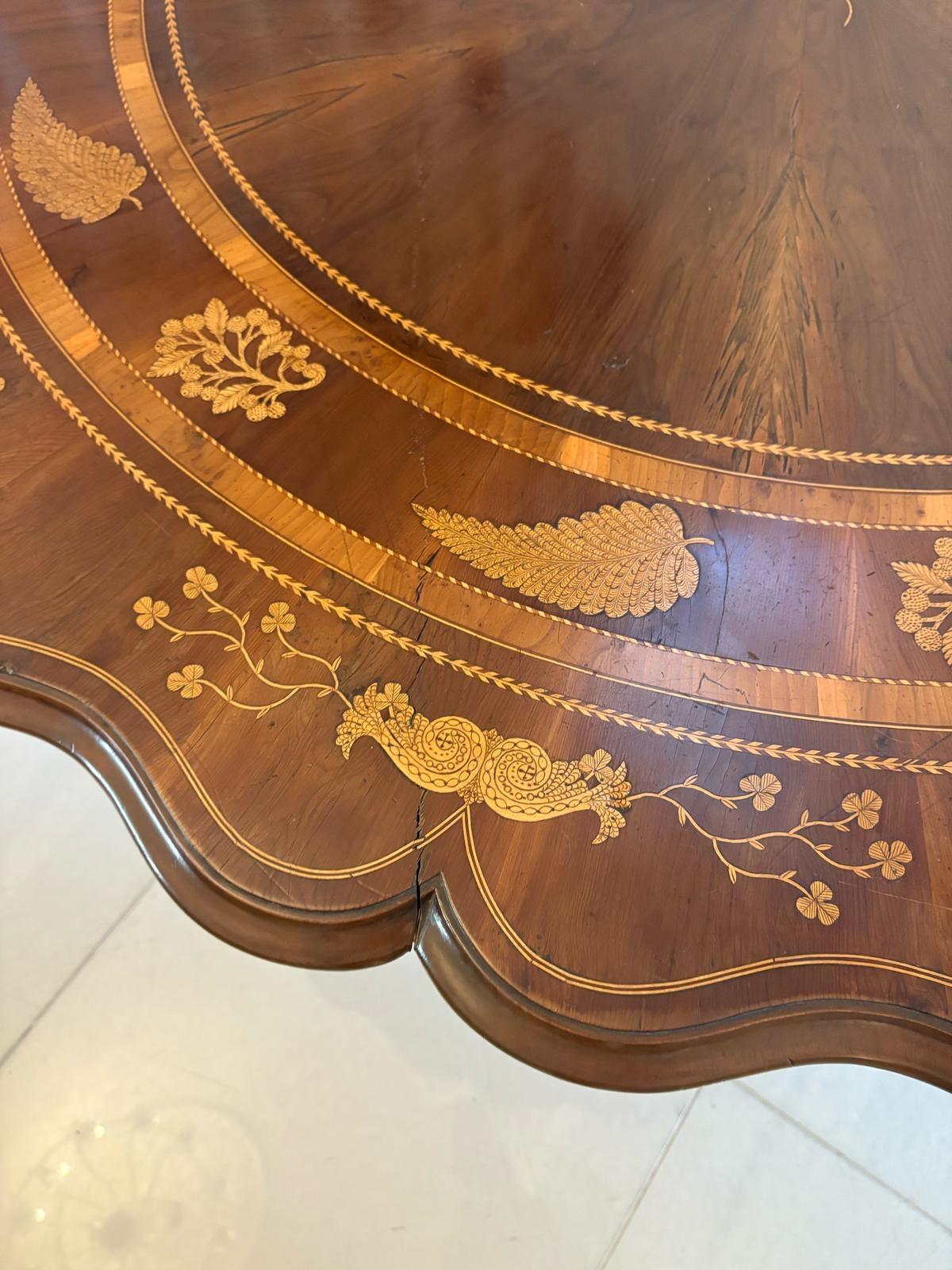 Incrusté Table centrale irlandaise Killarney incrustée en bois d'if ancien de qualité exceptionnelle en vente