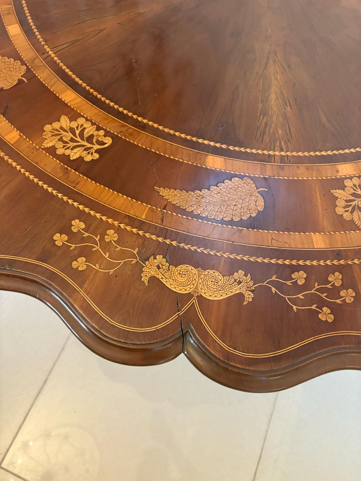 If Table centrale irlandaise Killarney incrustée en bois d'if ancien de qualité exceptionnelle en vente