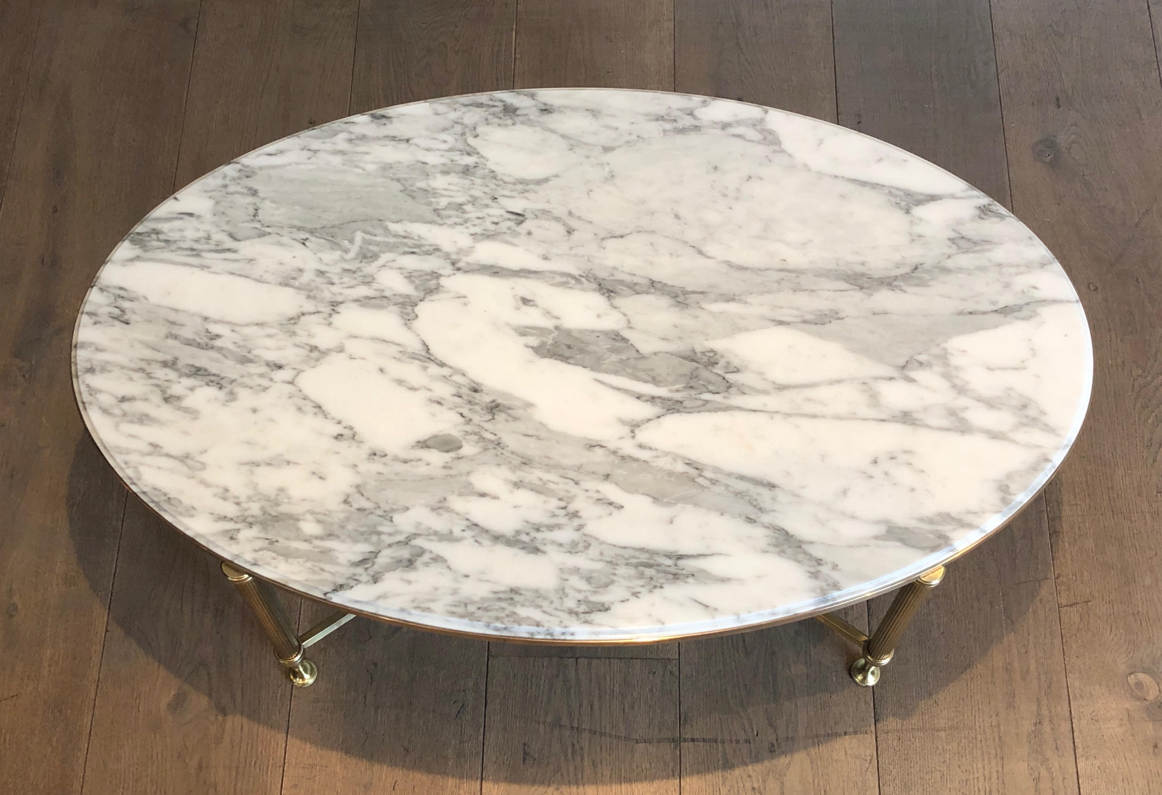 Rare Oval Brass Coffee Table with Carrara white Marble Top by Maison Jansen In Good Condition For Sale In Marcq-en-Barœul, Hauts-de-France
