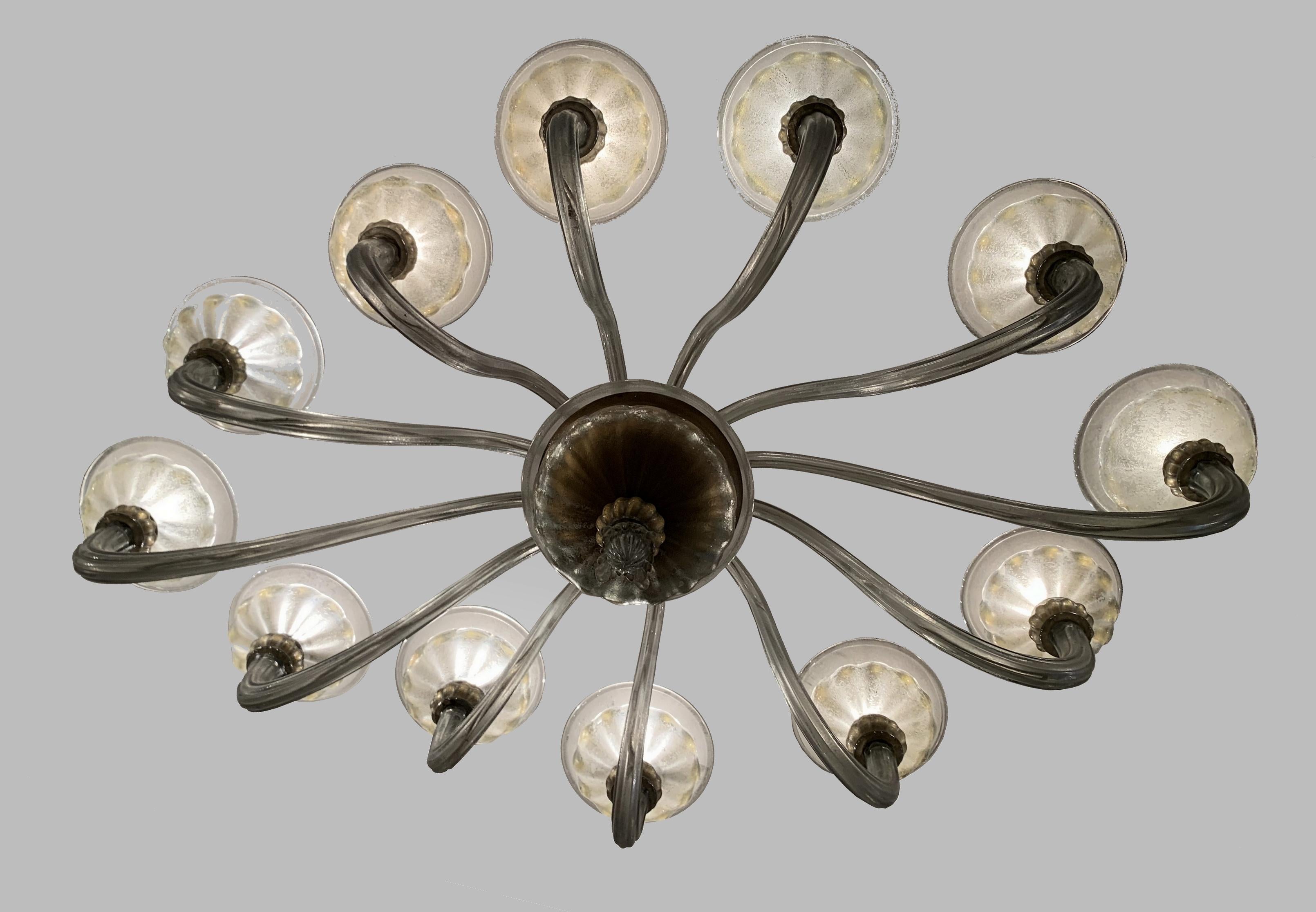 Rare and beautiful oval chandelier at twelve-light in Murano glass, attributed to Barovier, in gray glass with gold inclusion. Italy around 1940.
  