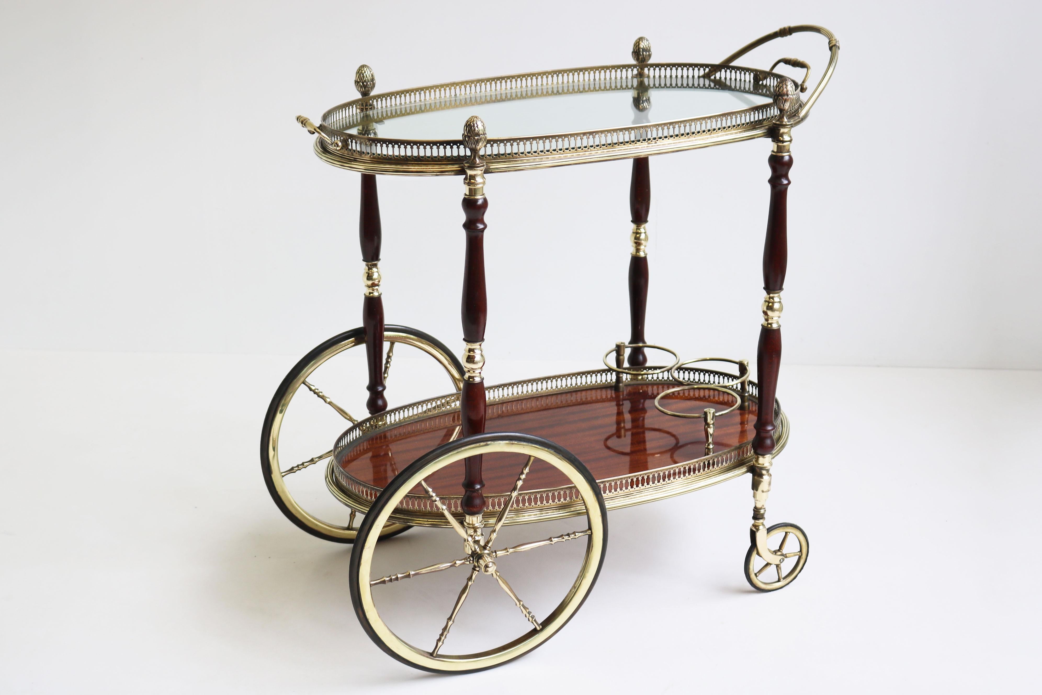 Seltener ovaler Design-Barwagen von Maison Bagues 1950 Messing Glas Holz Servierwagen (Handgefertigt) im Angebot