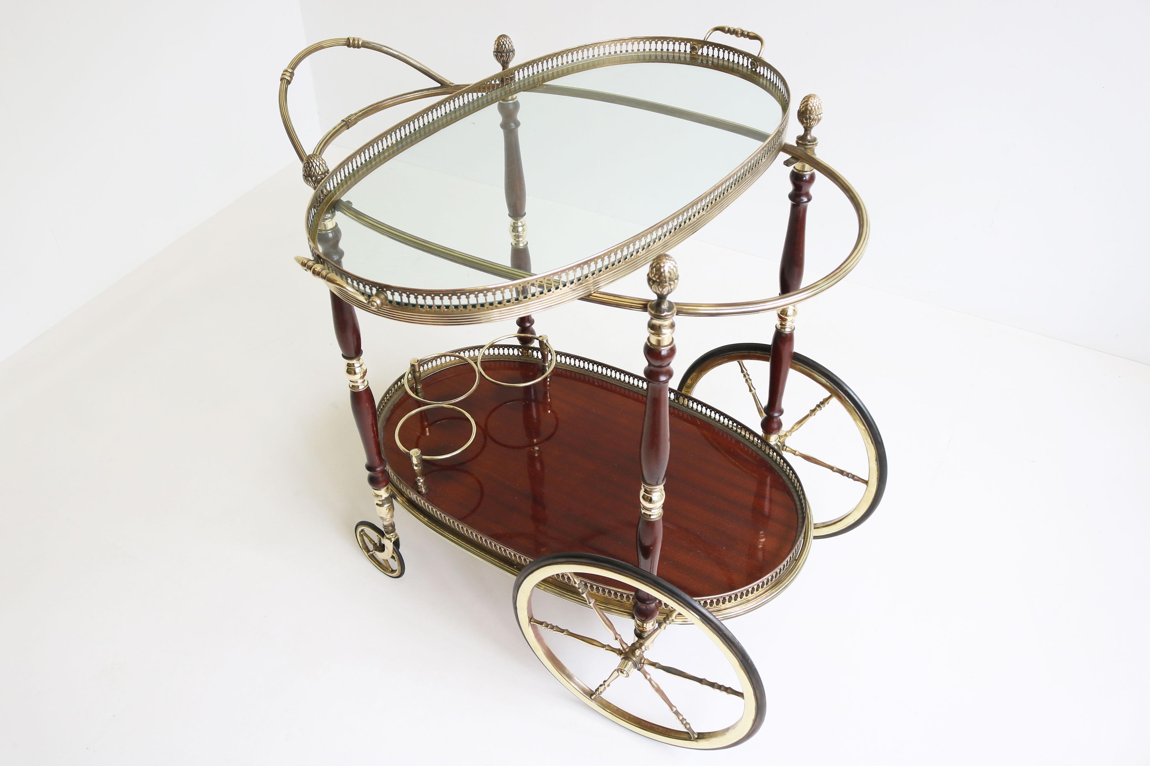 Seltener ovaler Design-Barwagen von Maison Bagues 1950 Messing Glas Holz Servierwagen im Zustand „Gut“ im Angebot in Ijzendijke, NL