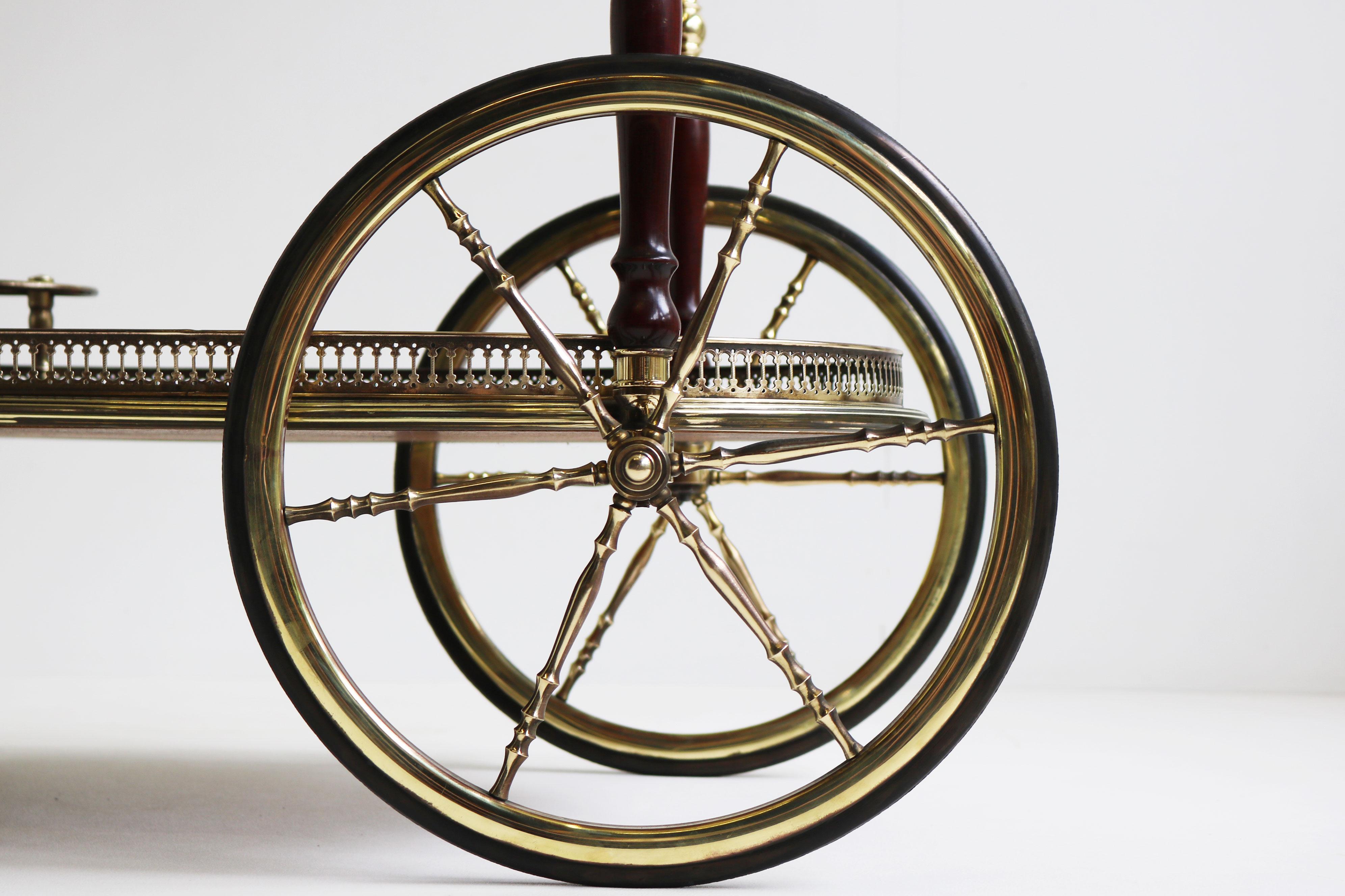 Seltener ovaler Design-Barwagen von Maison Bagues 1950 Messing Glas Holz Servierwagen im Angebot 1