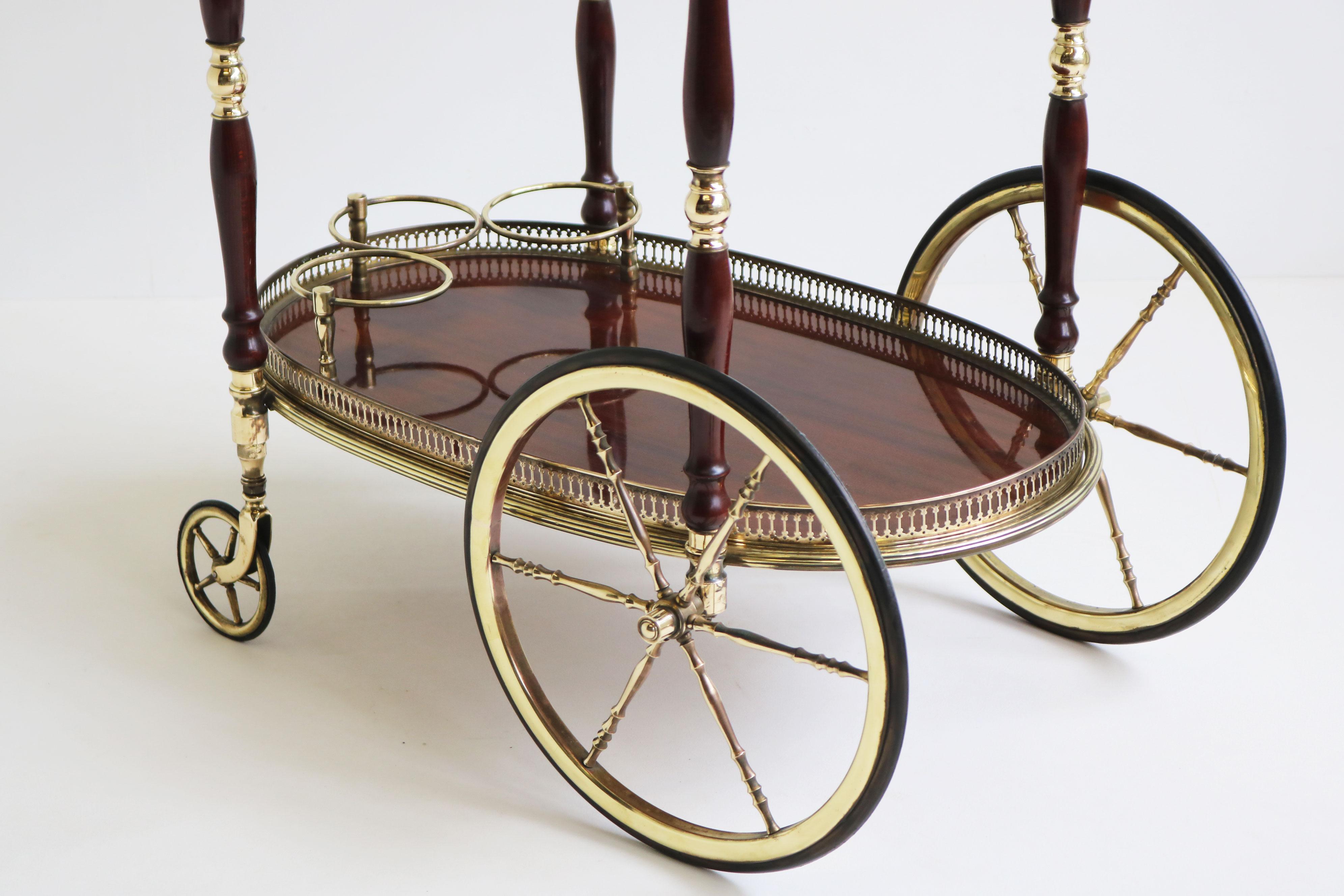 Seltener ovaler Design-Barwagen von Maison Bagues 1950 Messing Glas Holz Servierwagen im Angebot 2