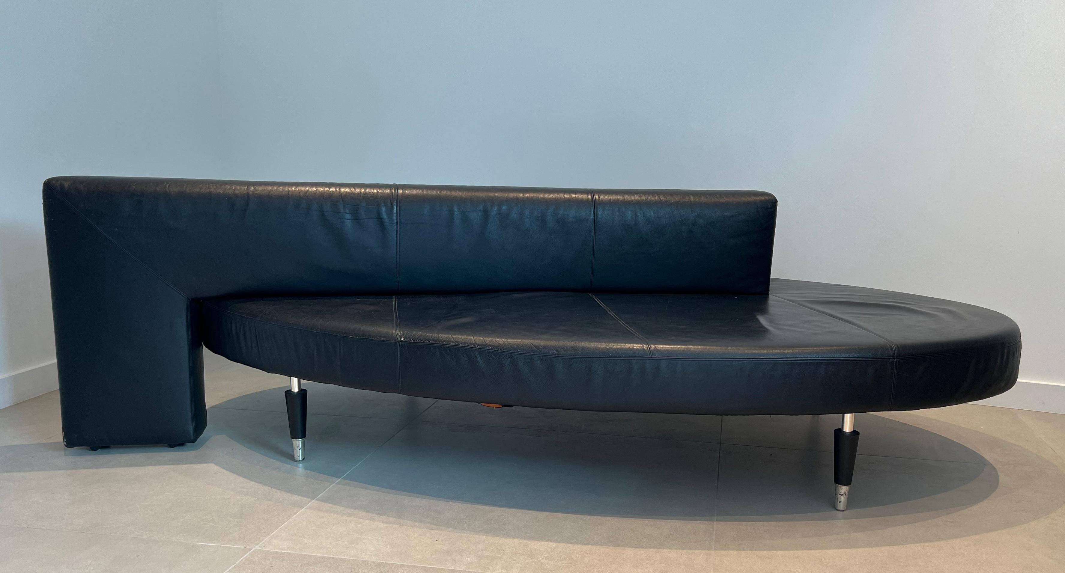 Raro divano in pelle nera dal design ovale. Circa 1970 in vendita 5