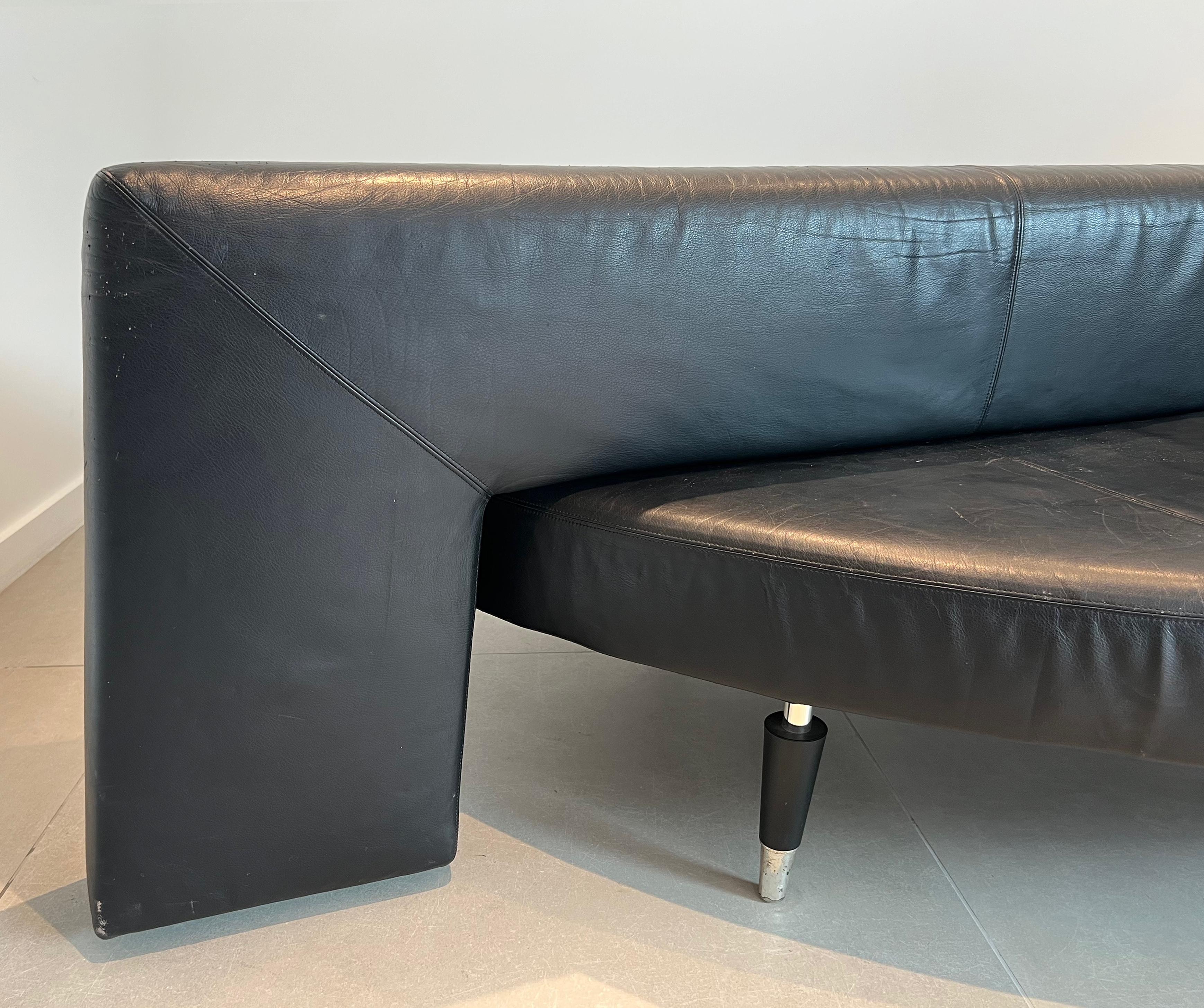 Raro divano in pelle nera dal design ovale. Circa 1970 in vendita 6