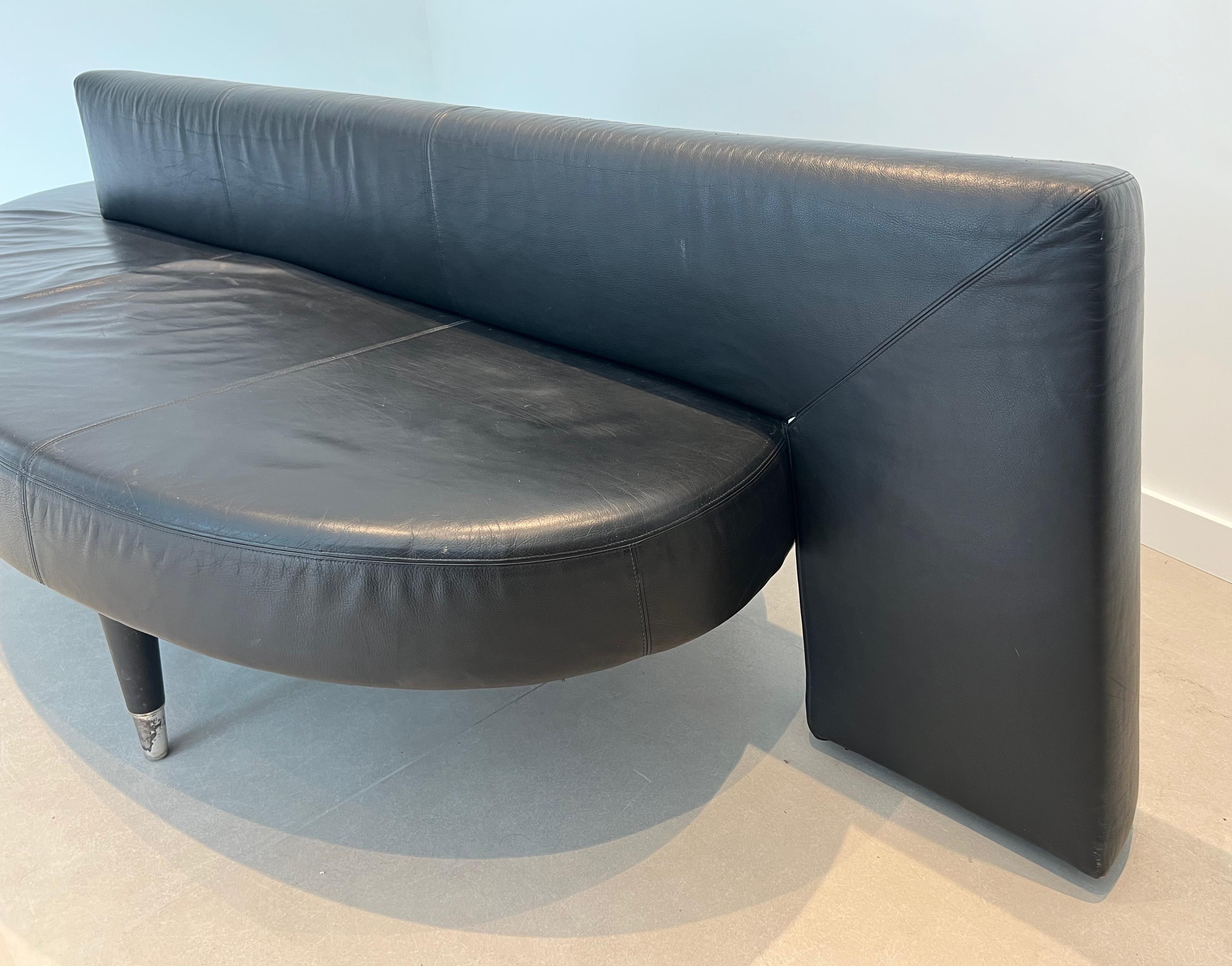 Raro divano in pelle nera dal design ovale. Circa 1970 in vendita 7