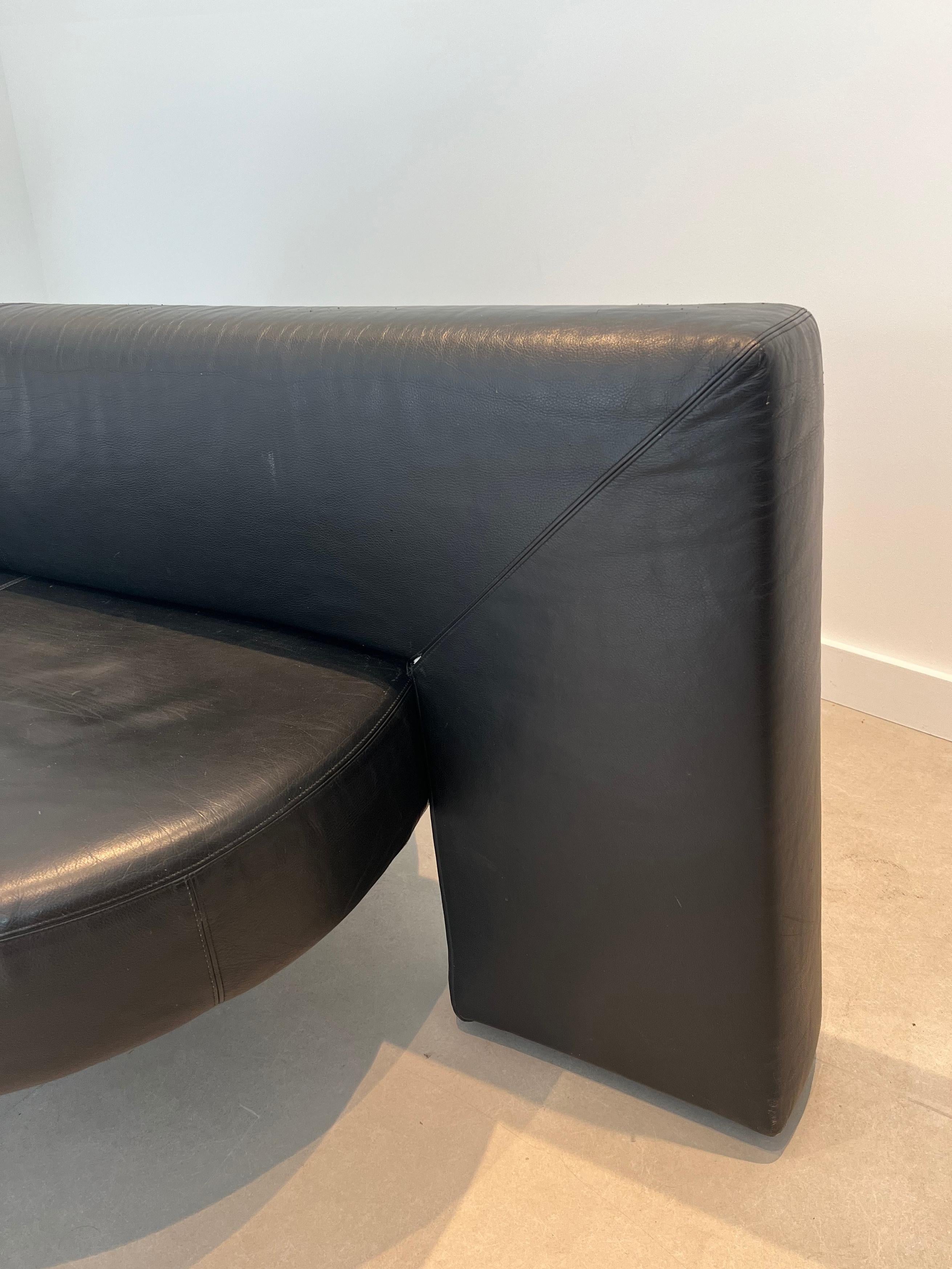 Raro divano in pelle nera dal design ovale. Circa 1970 in vendita 8