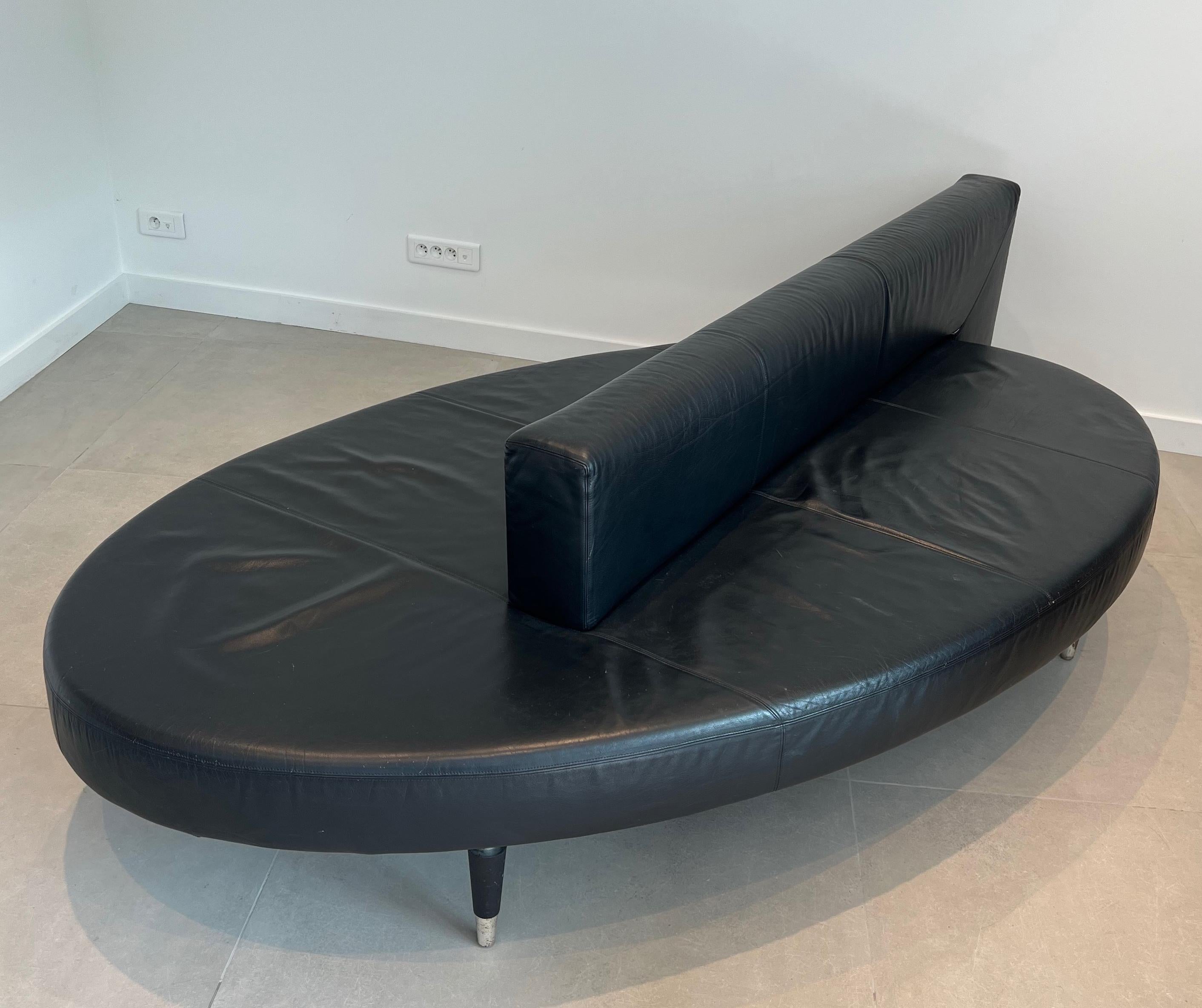 Questo splendido e raro divano dal design ovale è realizzato in pelle nera con gambe cromate. Questa è un'opera francese. Circa 1970