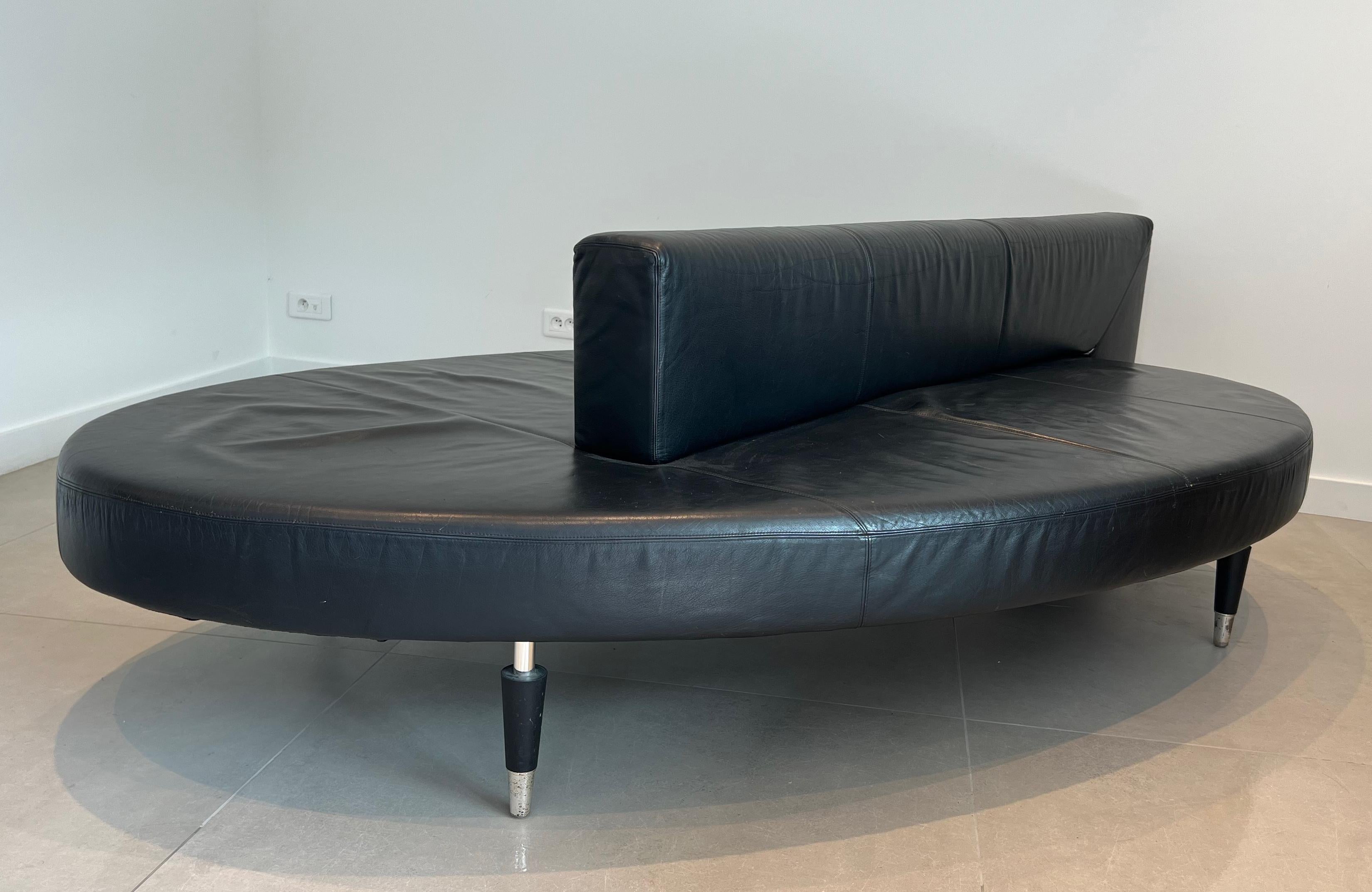 Raro divano in pelle nera dal design ovale. Circa 1970 in vendita 13